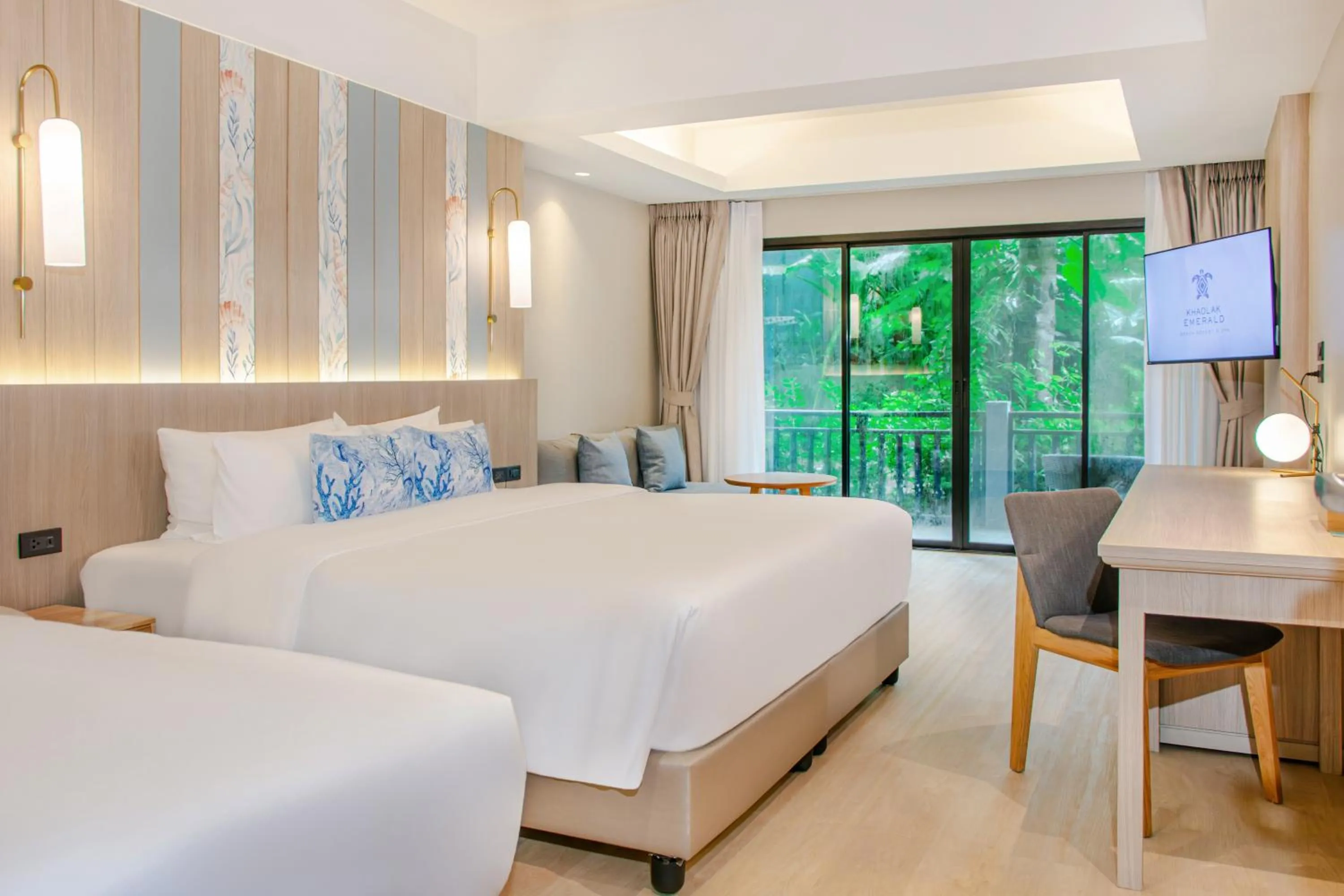 Bed in Khaolak Emerald Beach Resort and Spa