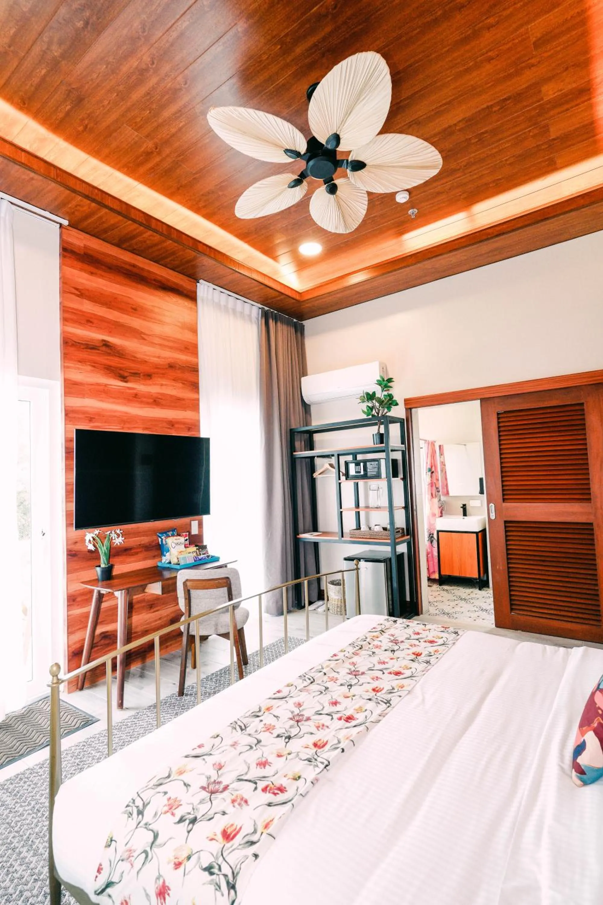 Bed in Hotel Kimberly Tagaytay