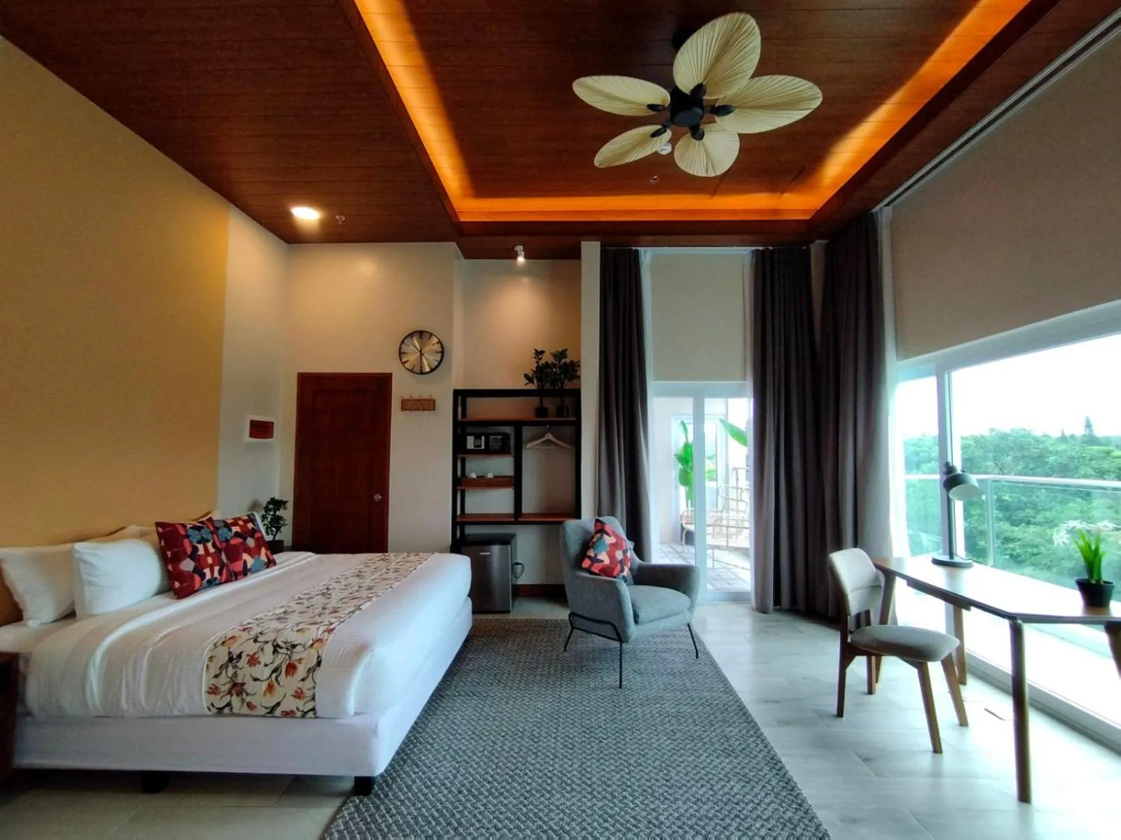 Bed in Hotel Kimberly Tagaytay