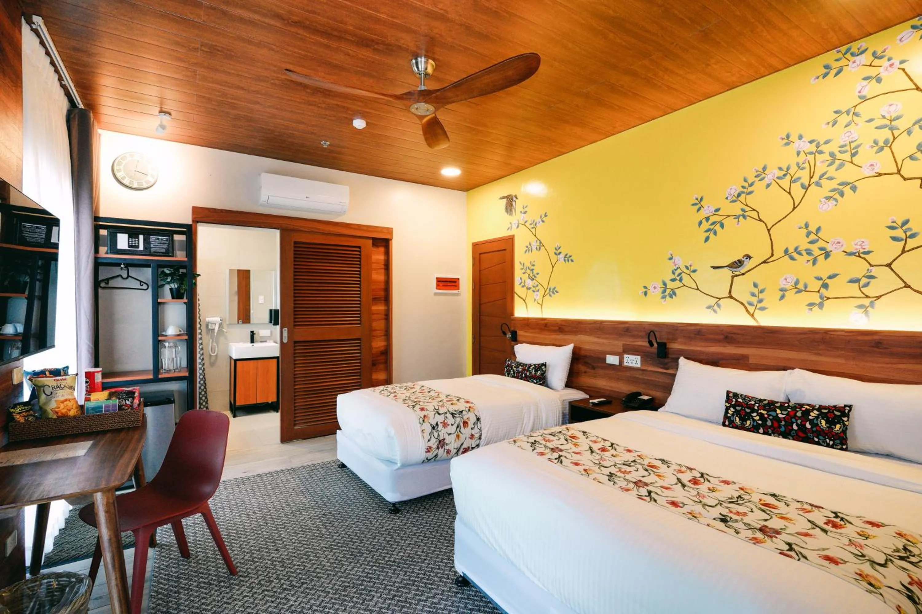 Bed in Hotel Kimberly Tagaytay