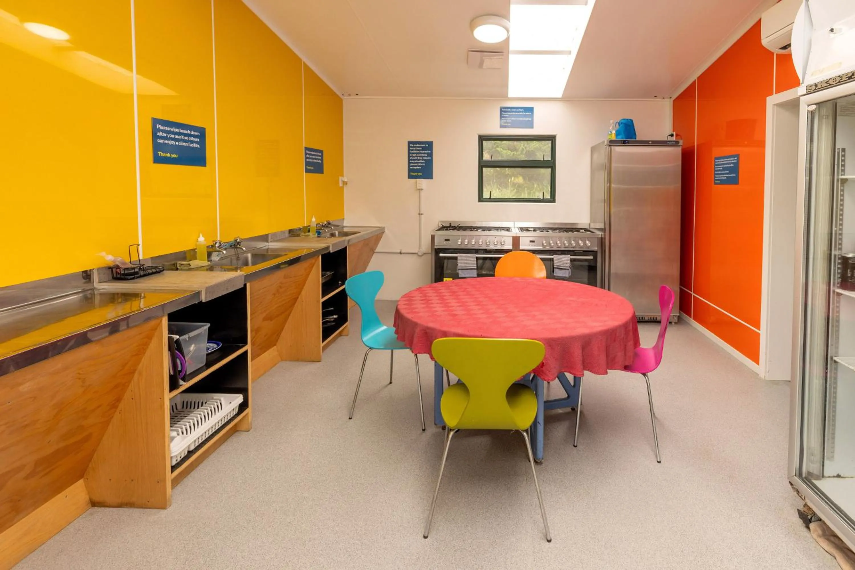 Communal kitchen in Napier Beach TOP 10 Holiday Park & Motels