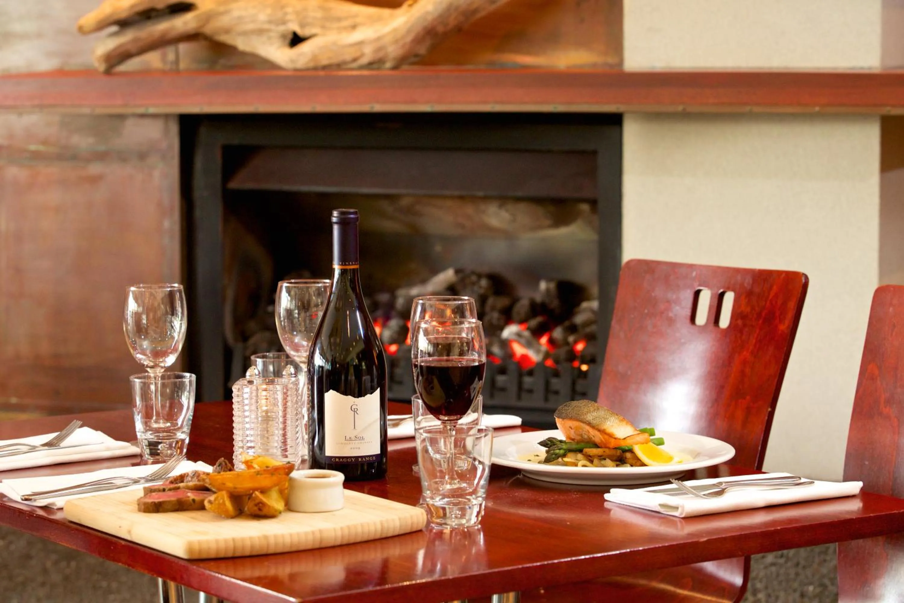 Restaurant/places to eat in Brentwood Hotel