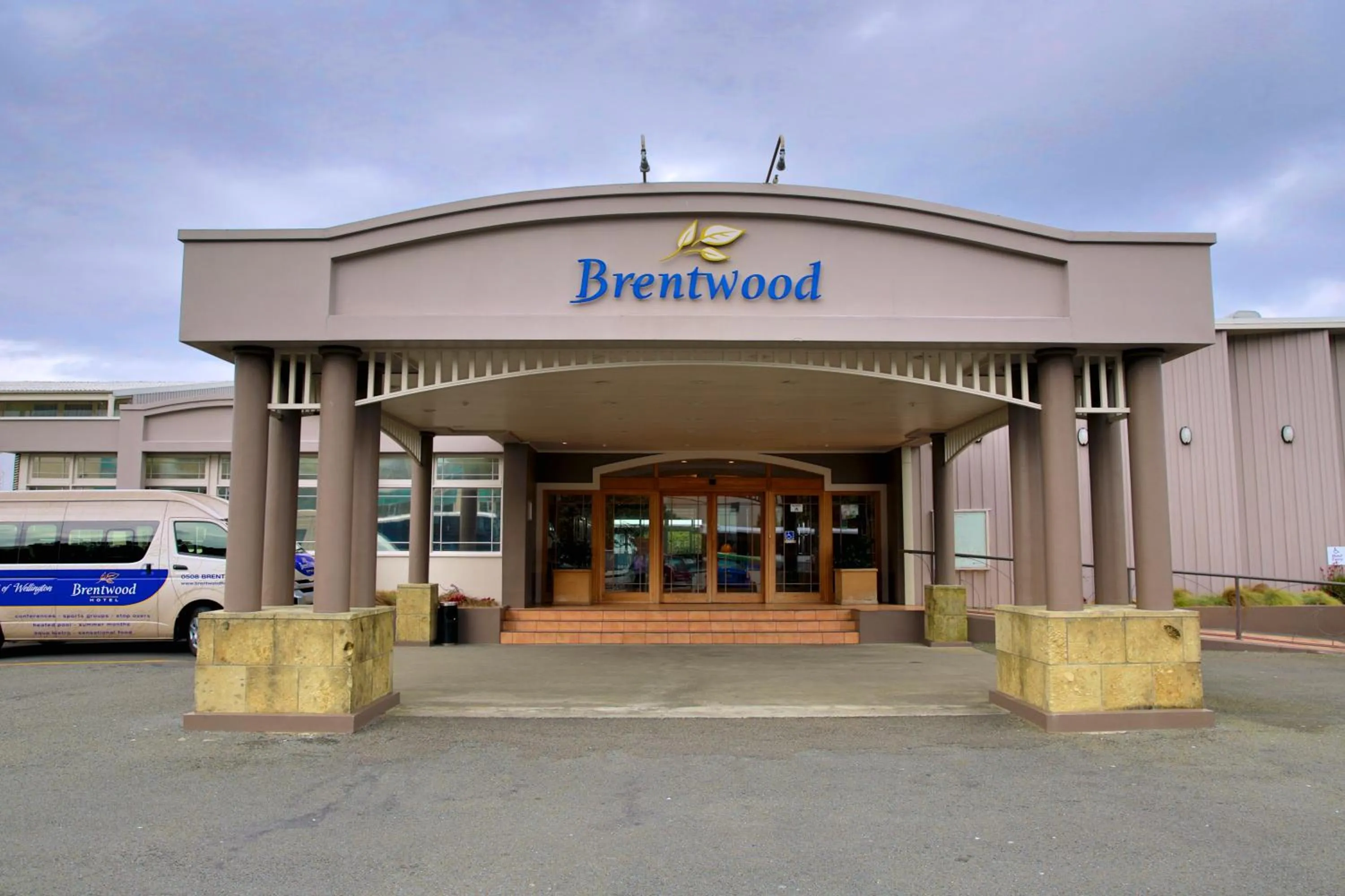 Facade/entrance in Brentwood Hotel