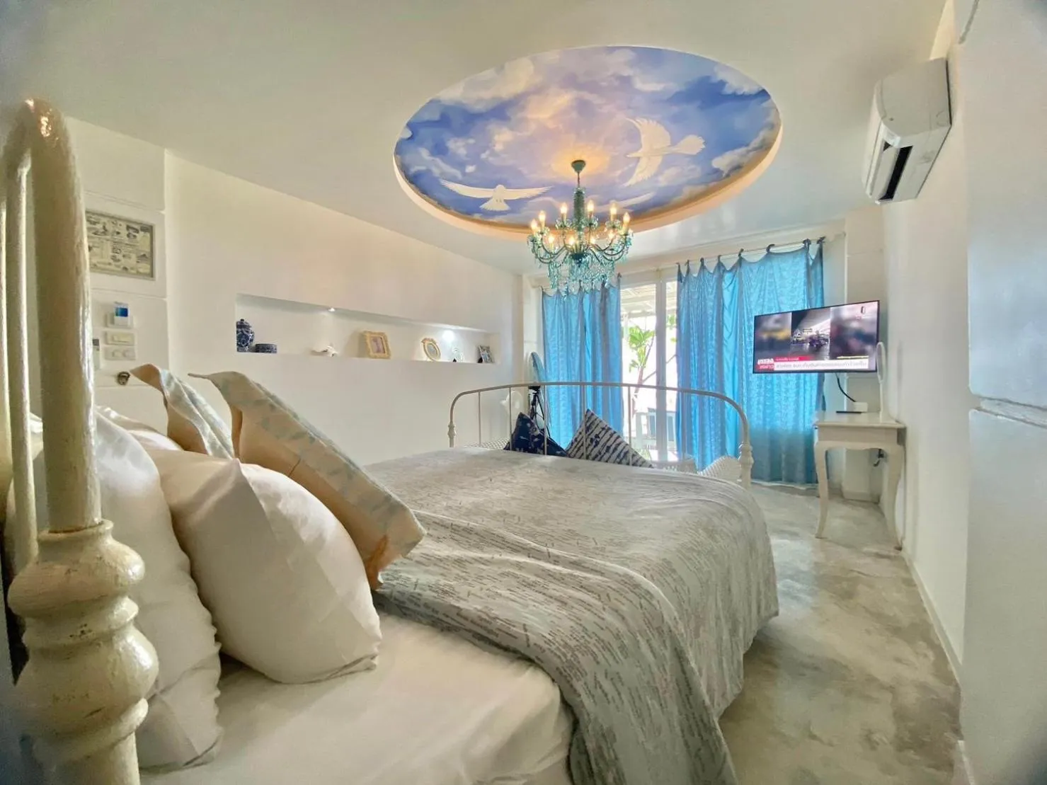 Bed in Green Gallery Beach Boutique Hotel