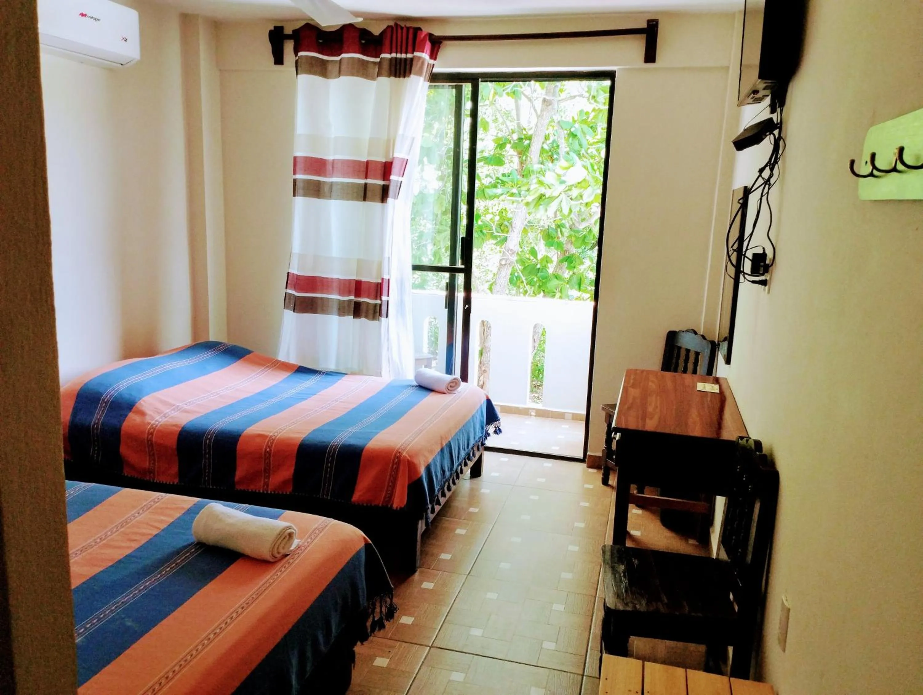 Photo of the whole room, Bed in Yuu-Lee Casa Bendita Huatulco