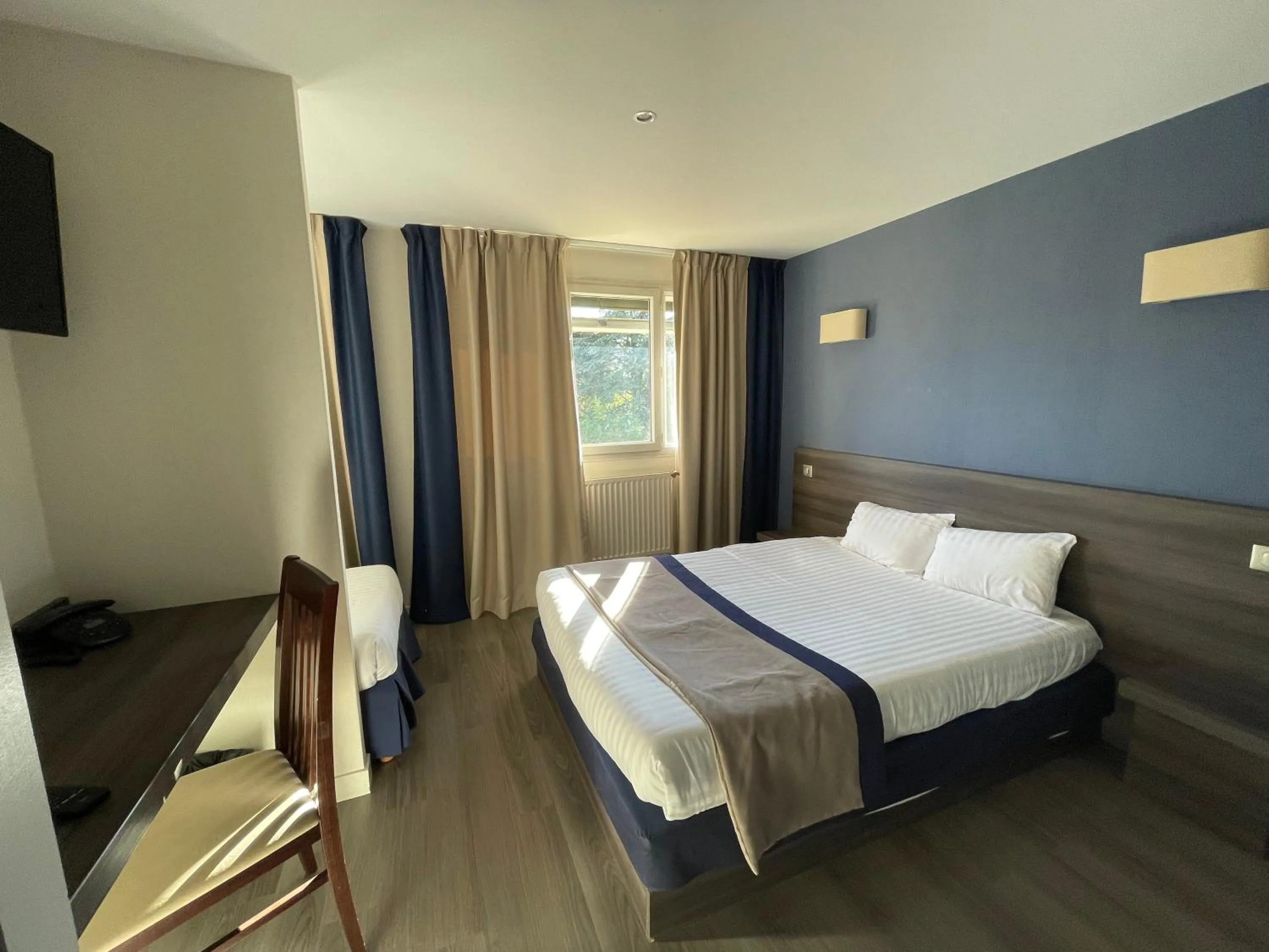 TV and multimedia, Bed in Hôtel Valpré