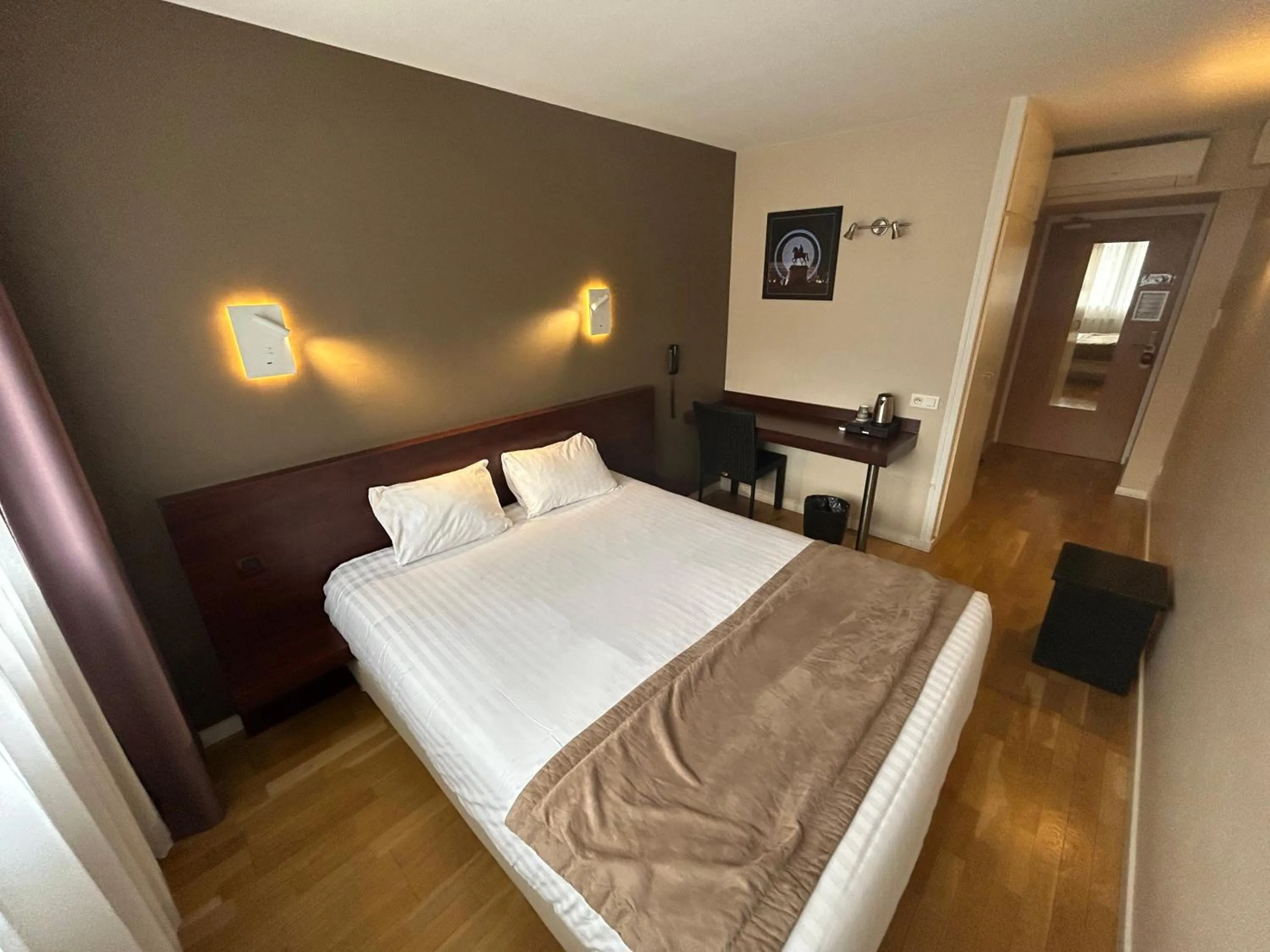 Bedroom, Bed in Hôtel Valpré