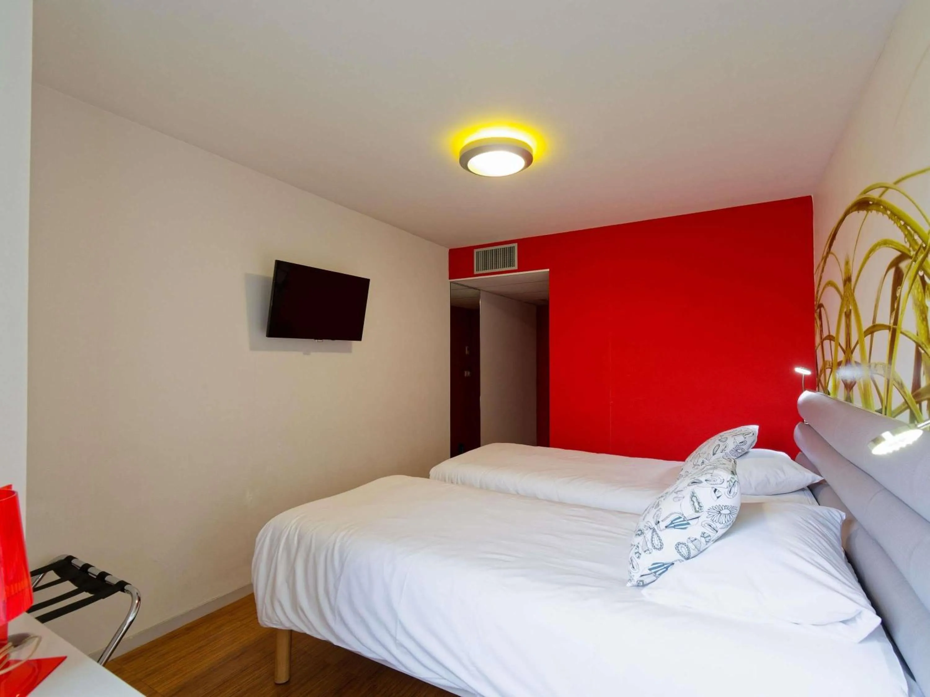 Bedroom, Bed in ibis Styles Saint Brieuc Gare Centre