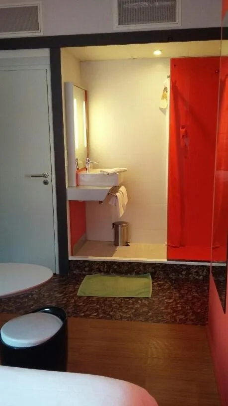 Bathroom in ibis Styles Saint Brieuc Gare Centre