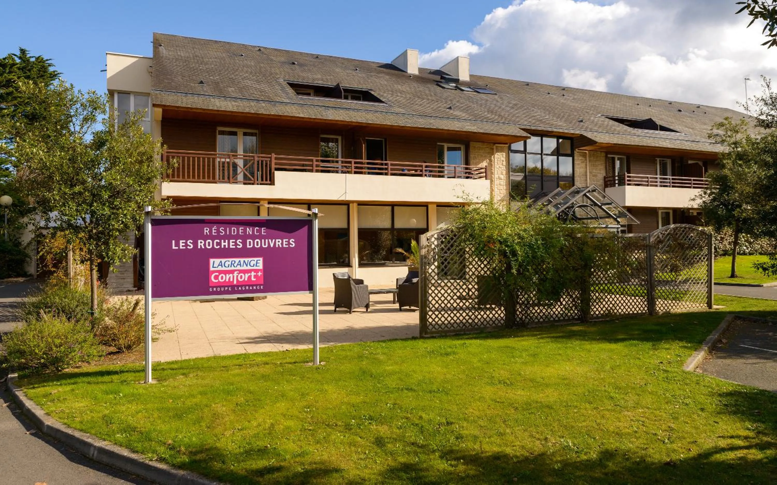 Facade/entrance in Lagrange Vacances Les Roches Douvres