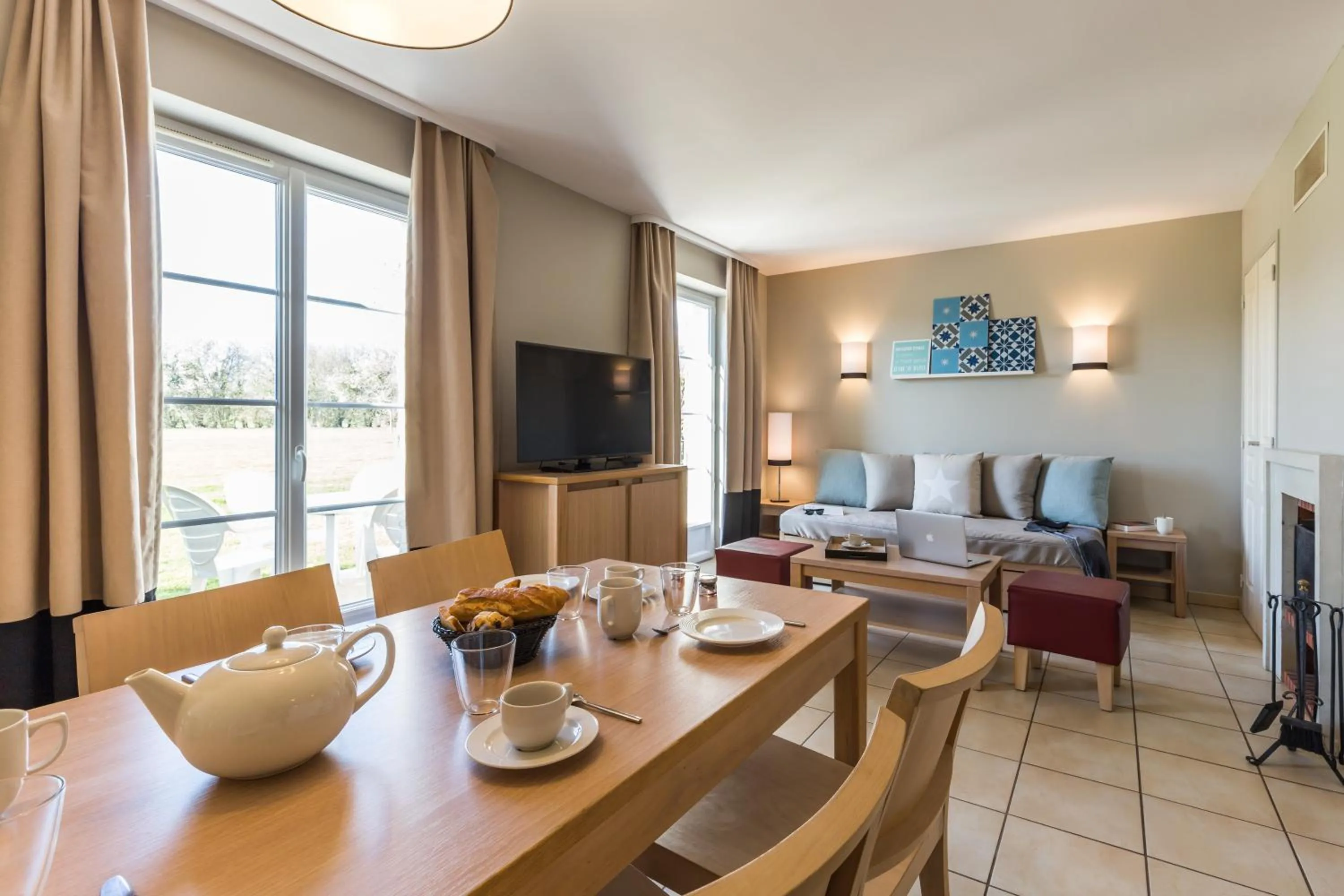 Communal lounge/ TV room in Résidence Pierre & Vacances le Green Beach