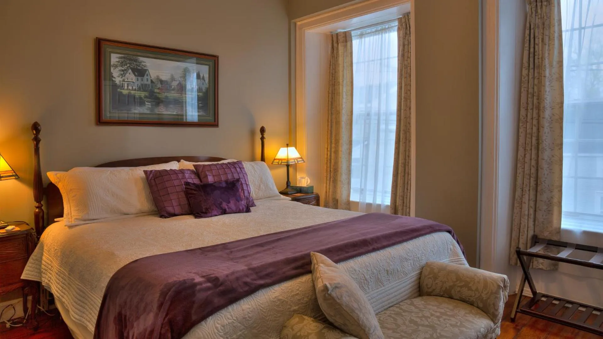 Bed in Sir Isaac Brock B&B Luxury Suites