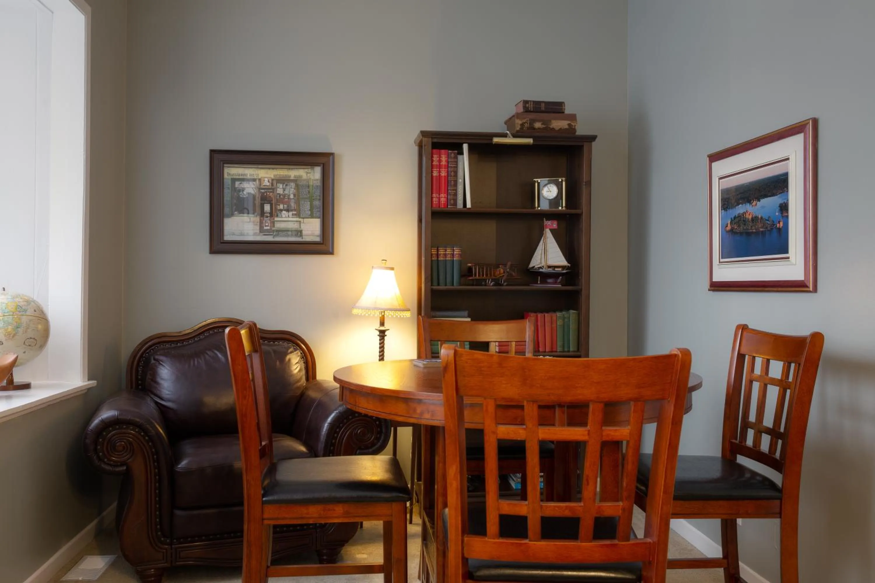 Library in Sir Isaac Brock B&B Luxury Suites