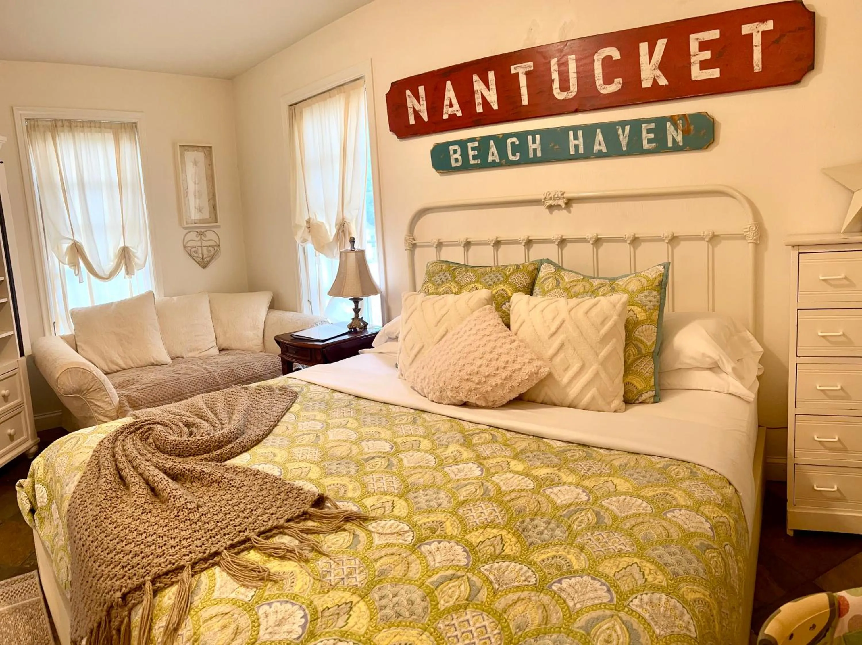 Bedroom, Bed in Frederick William House