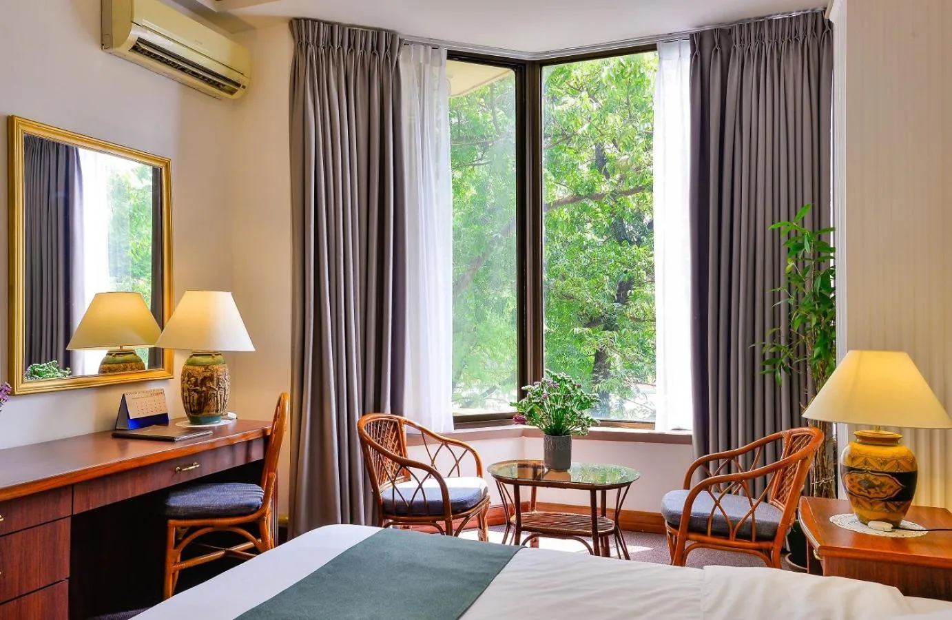 Photo of the whole room, Bed in The Spring Hotel