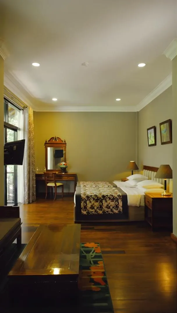 Bed in Earl's Regency Hotel