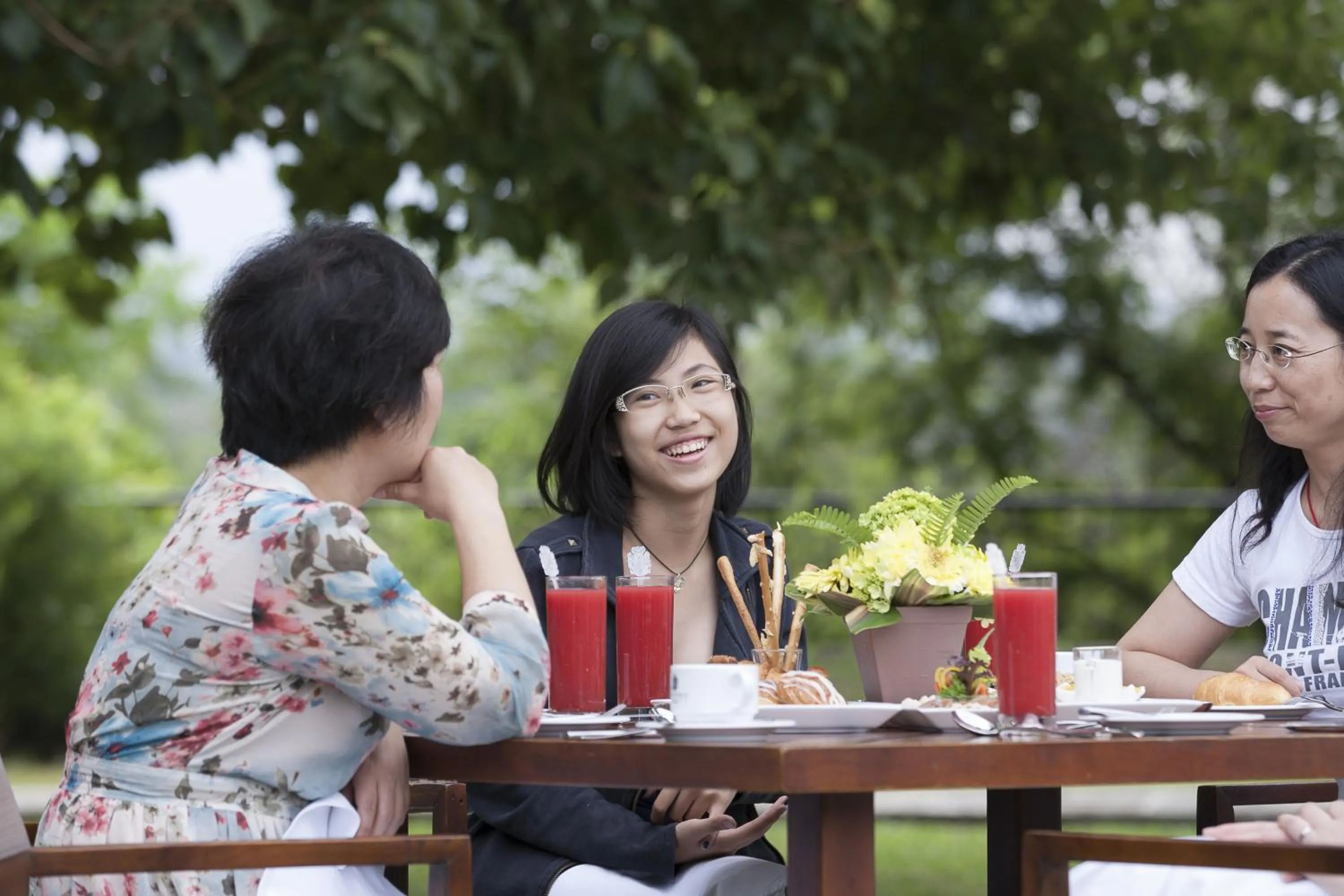 Restaurant/places to eat in Earl's Regency Hotel