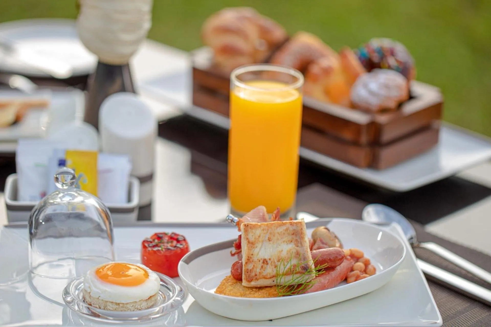 Food and drinks in Earl's Regency Hotel