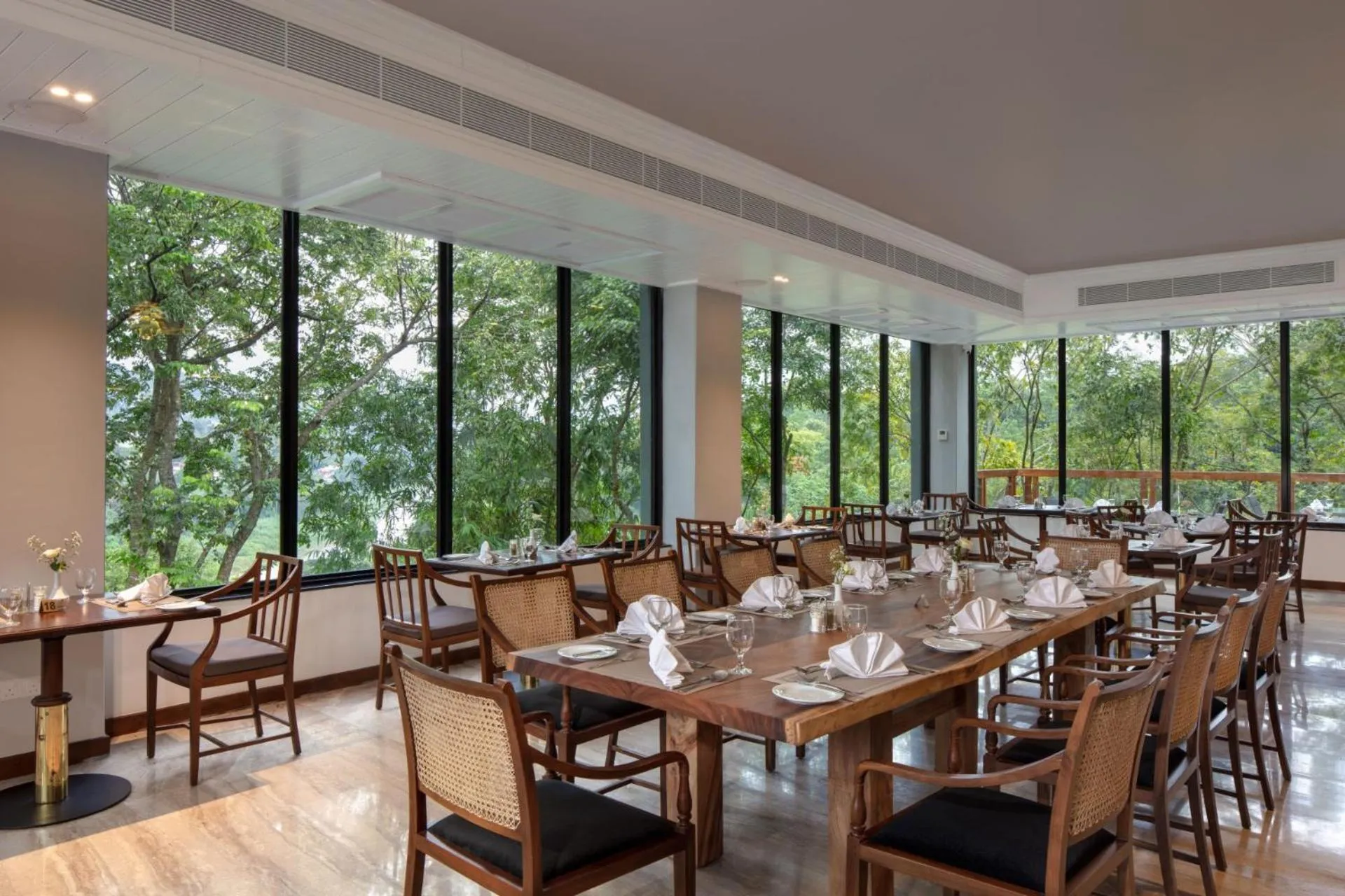 Restaurant/places to eat in Earl's Regency Hotel