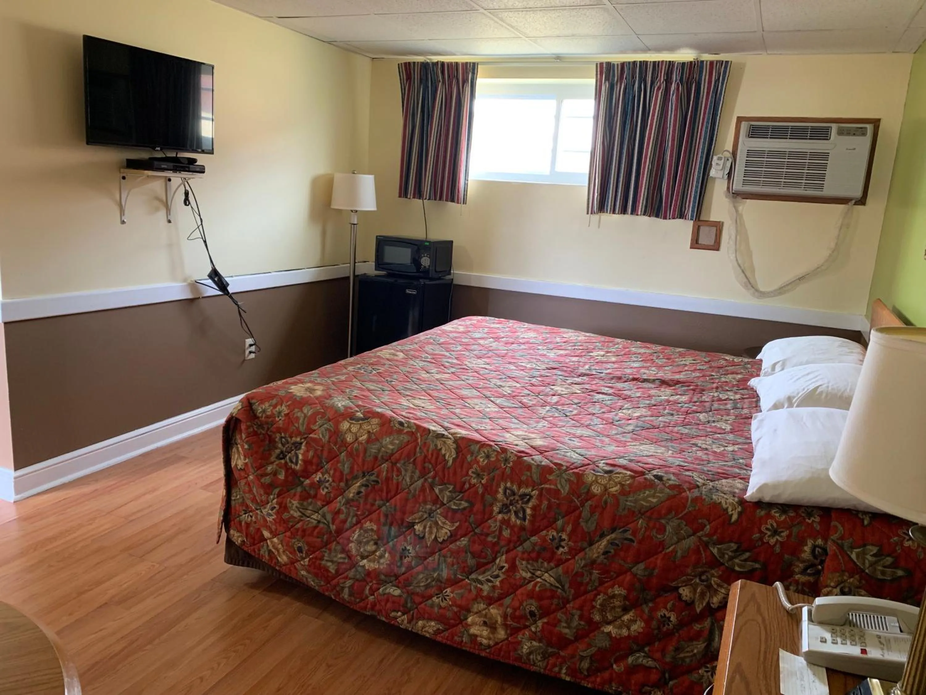 Bed in Royal Inn Motel