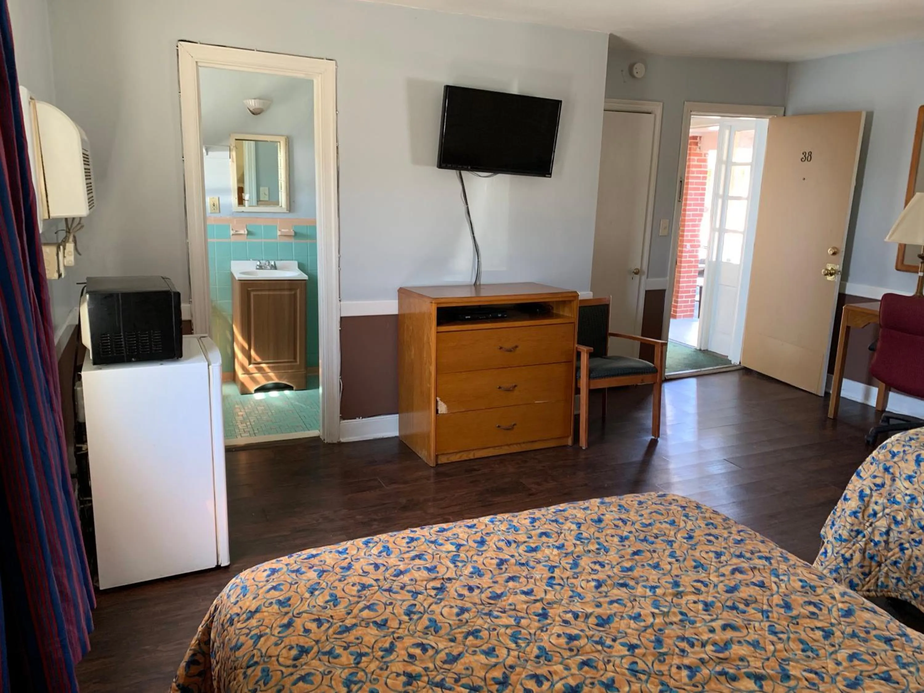 Bed in Royal Inn Motel