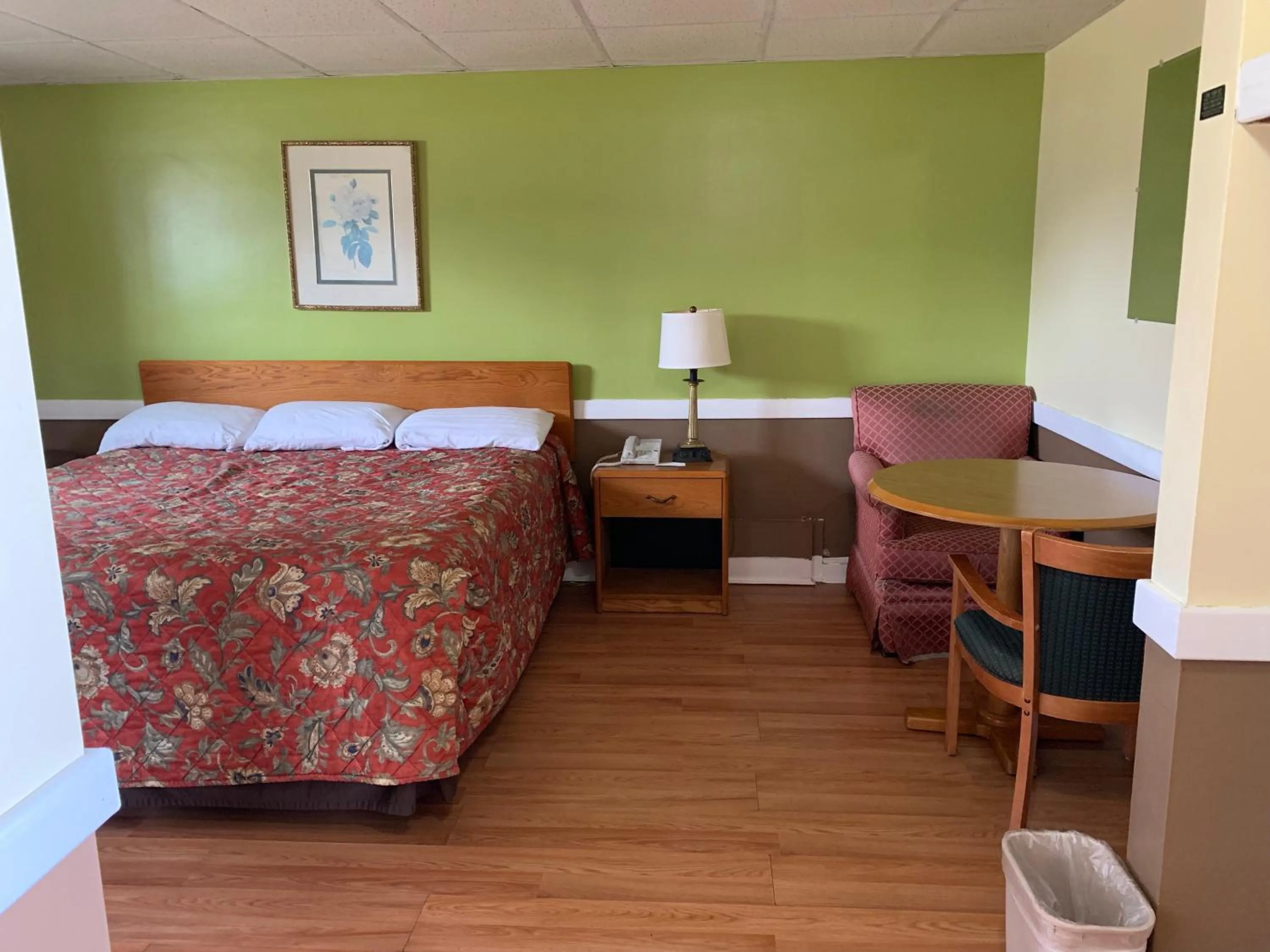 Bed in Royal Inn Motel