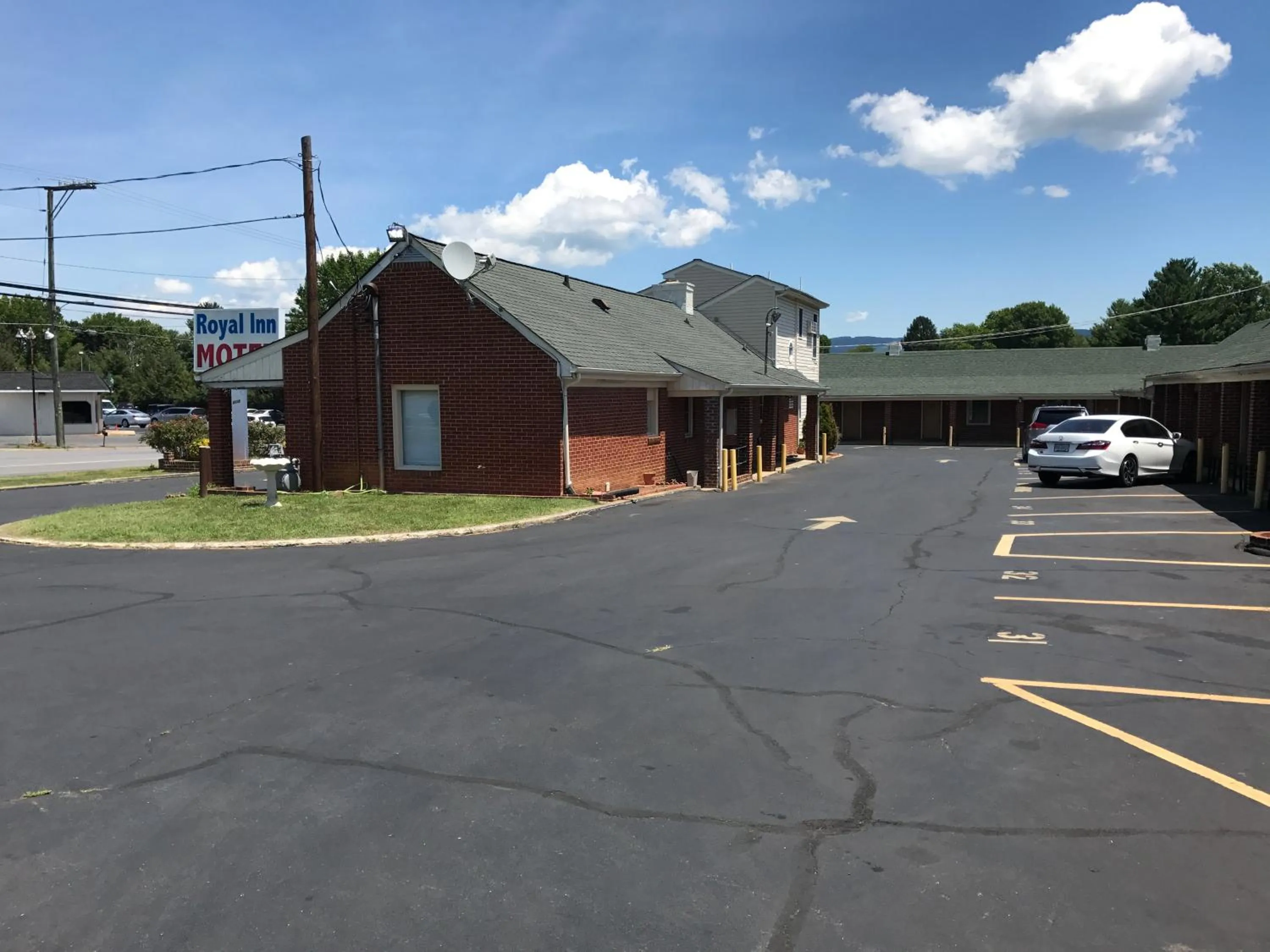 Facade/entrance in Royal Inn Motel