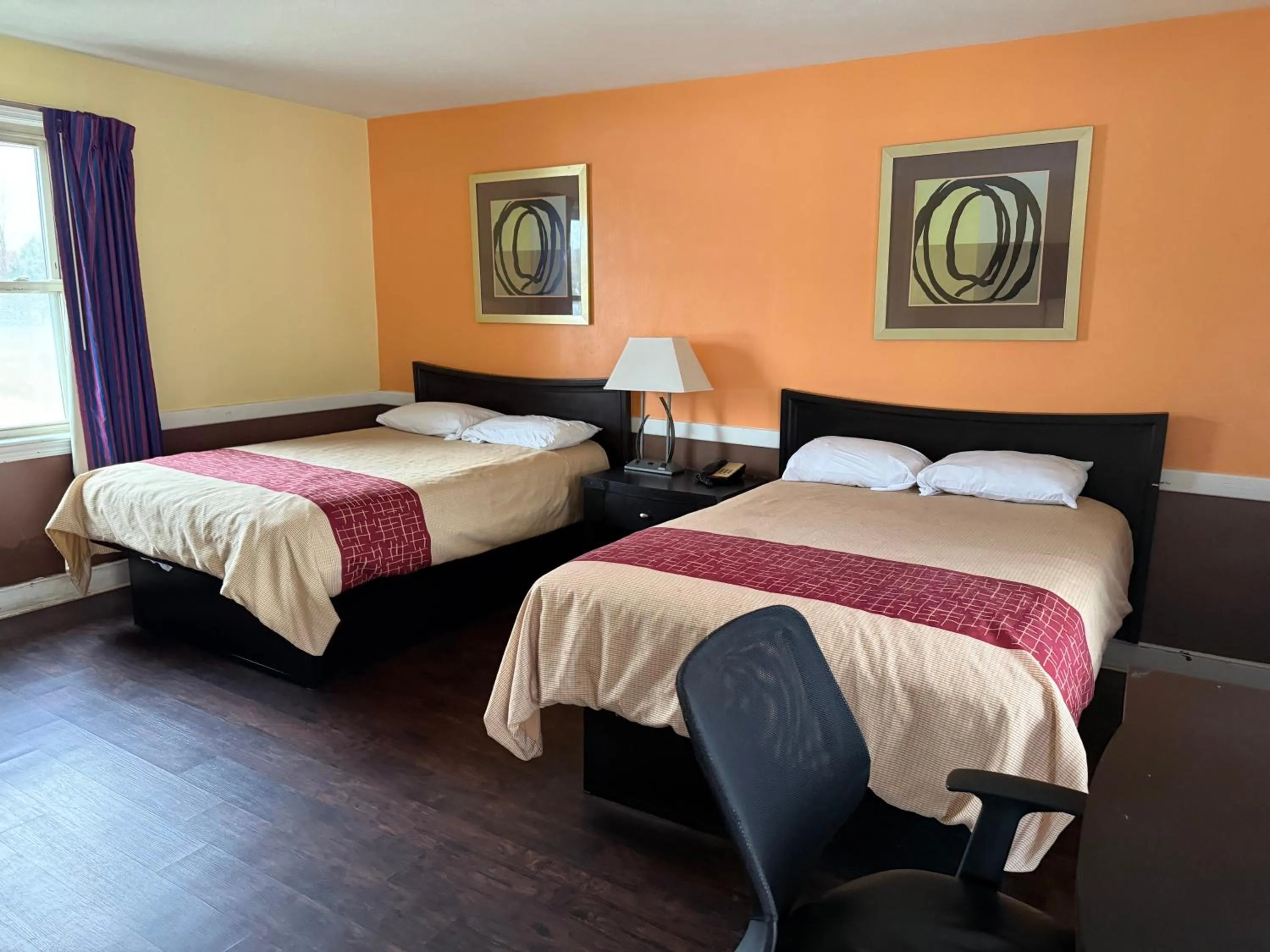 Bed in Royal Inn Motel