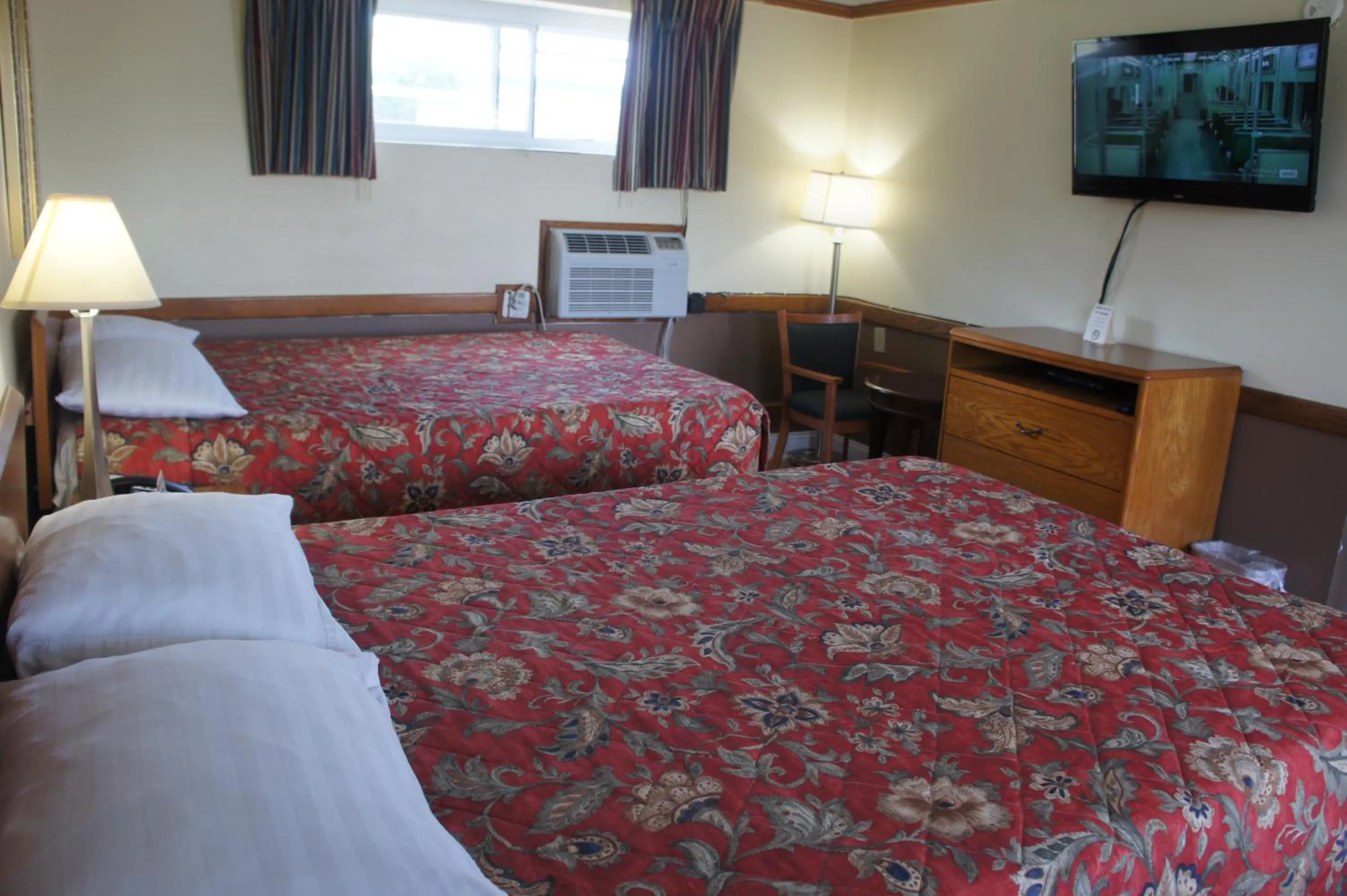 Bed in Royal Inn Motel