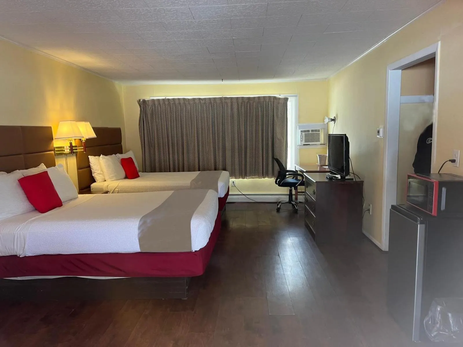 Shower, Bed in Buena Vista Inn Motel