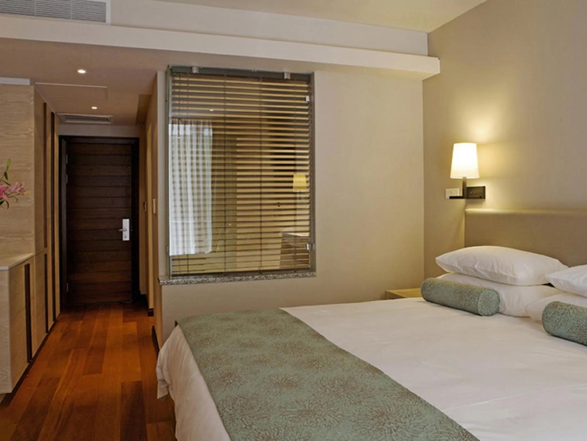 Photo of the whole room, Bed in Chapmans Peak Beach Hotel