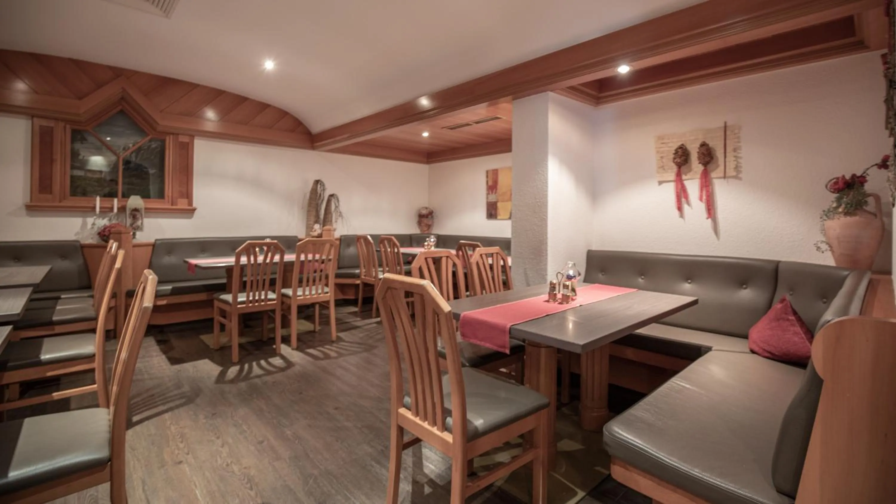 Restaurant/places to eat in Hotel Victoria