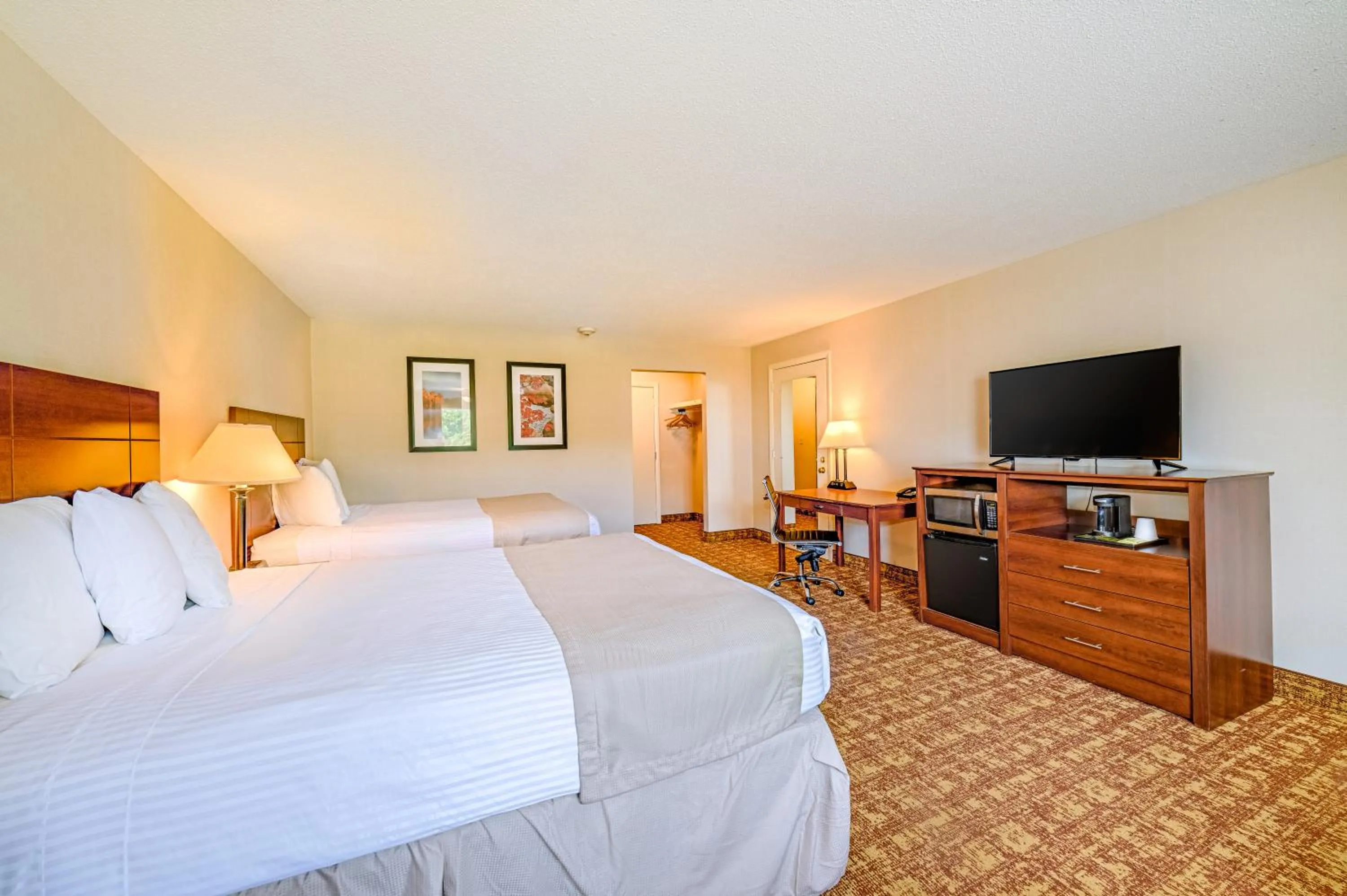 Bed in Town & Country Inn & Resort