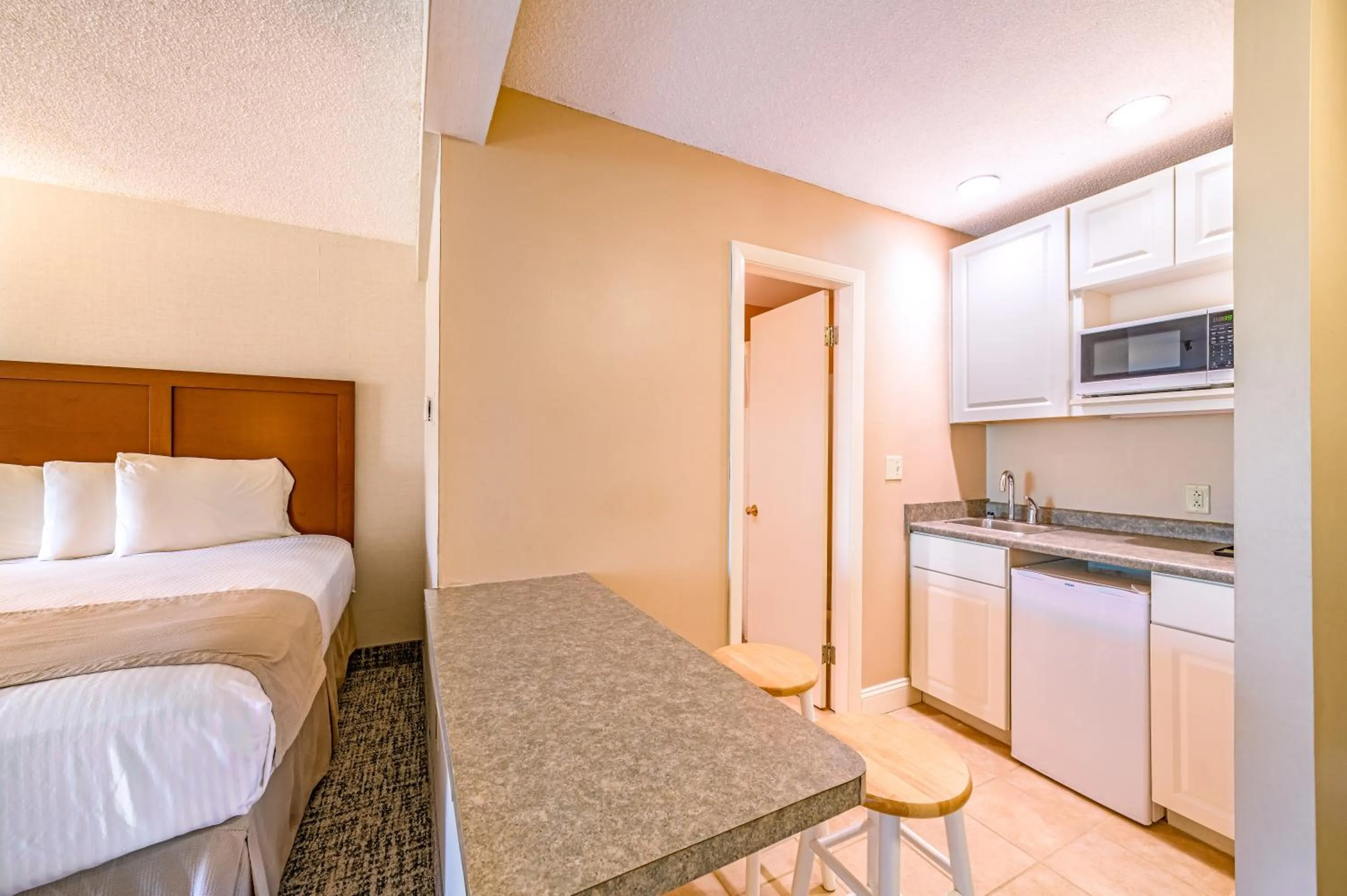 Bed in Town & Country Inn & Resort