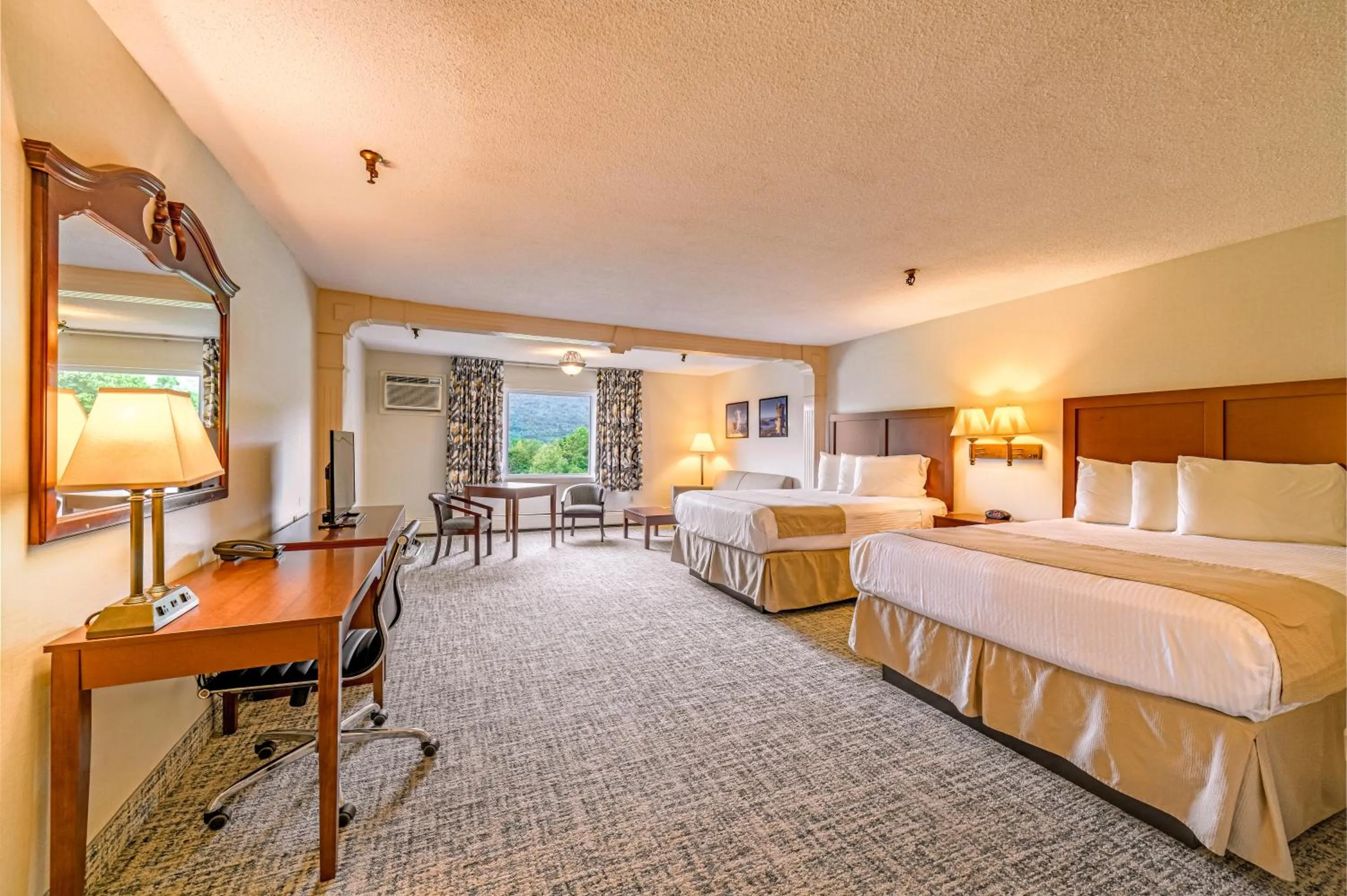 Bed in Town & Country Inn & Resort