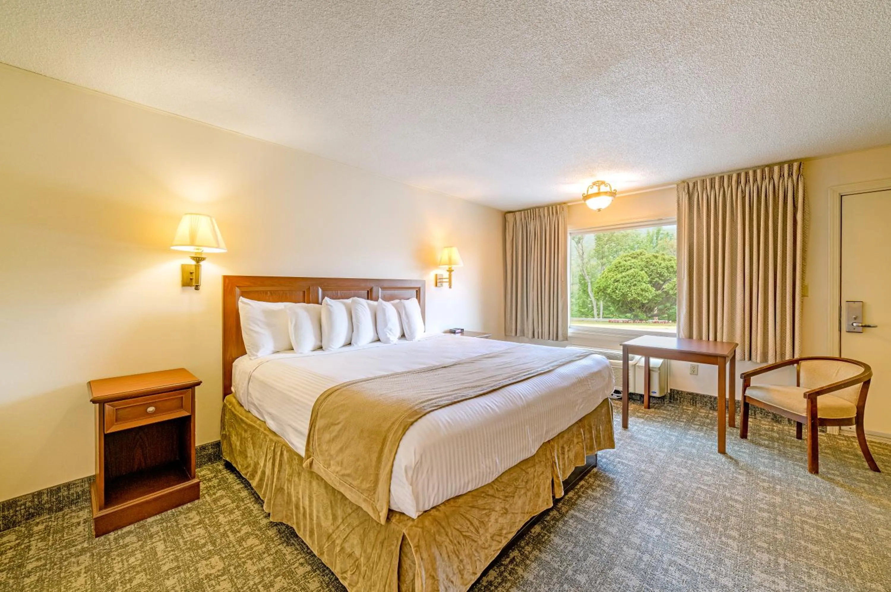 Bed in Town & Country Inn & Resort