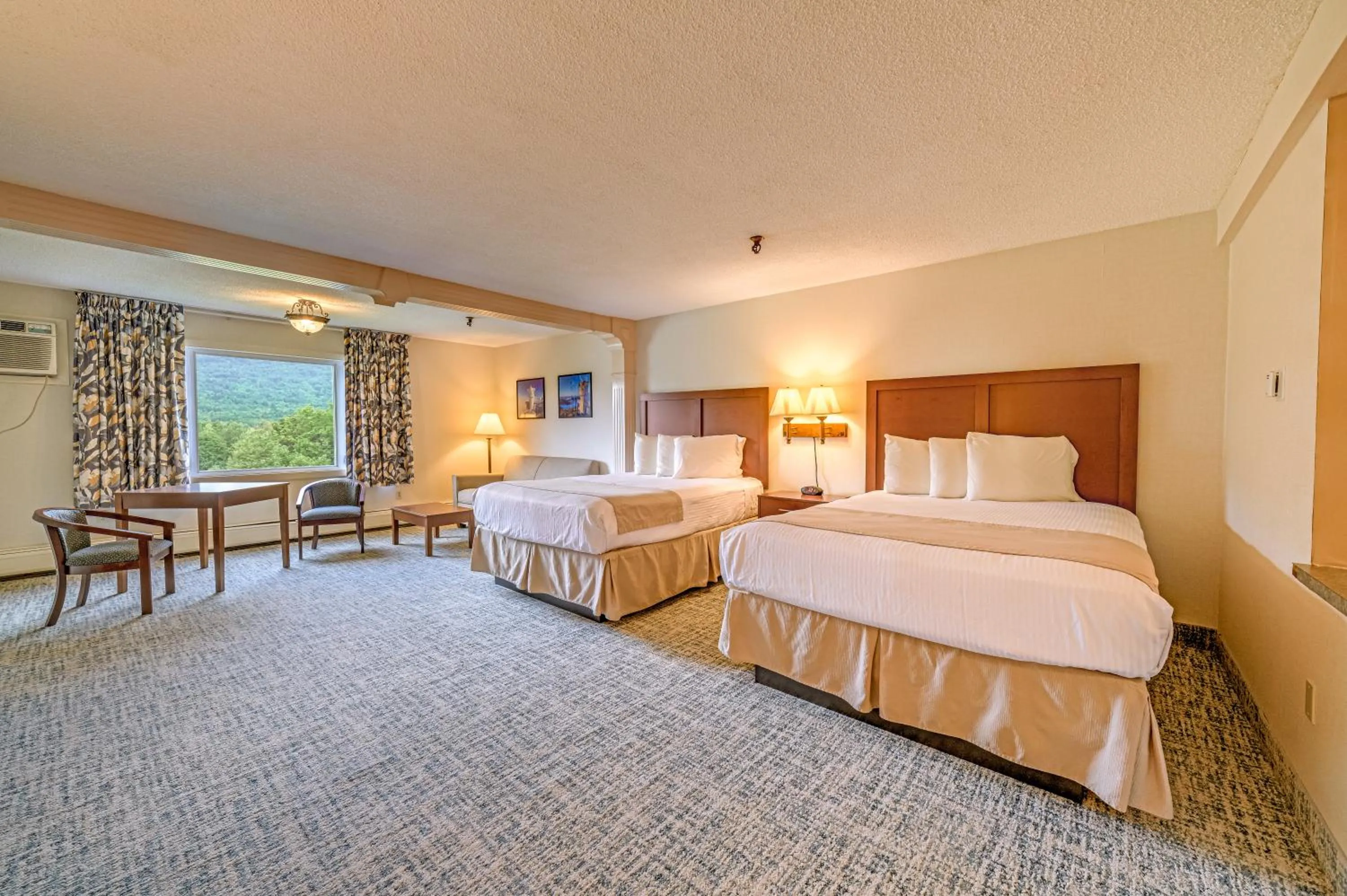 Bed in Town & Country Inn & Resort