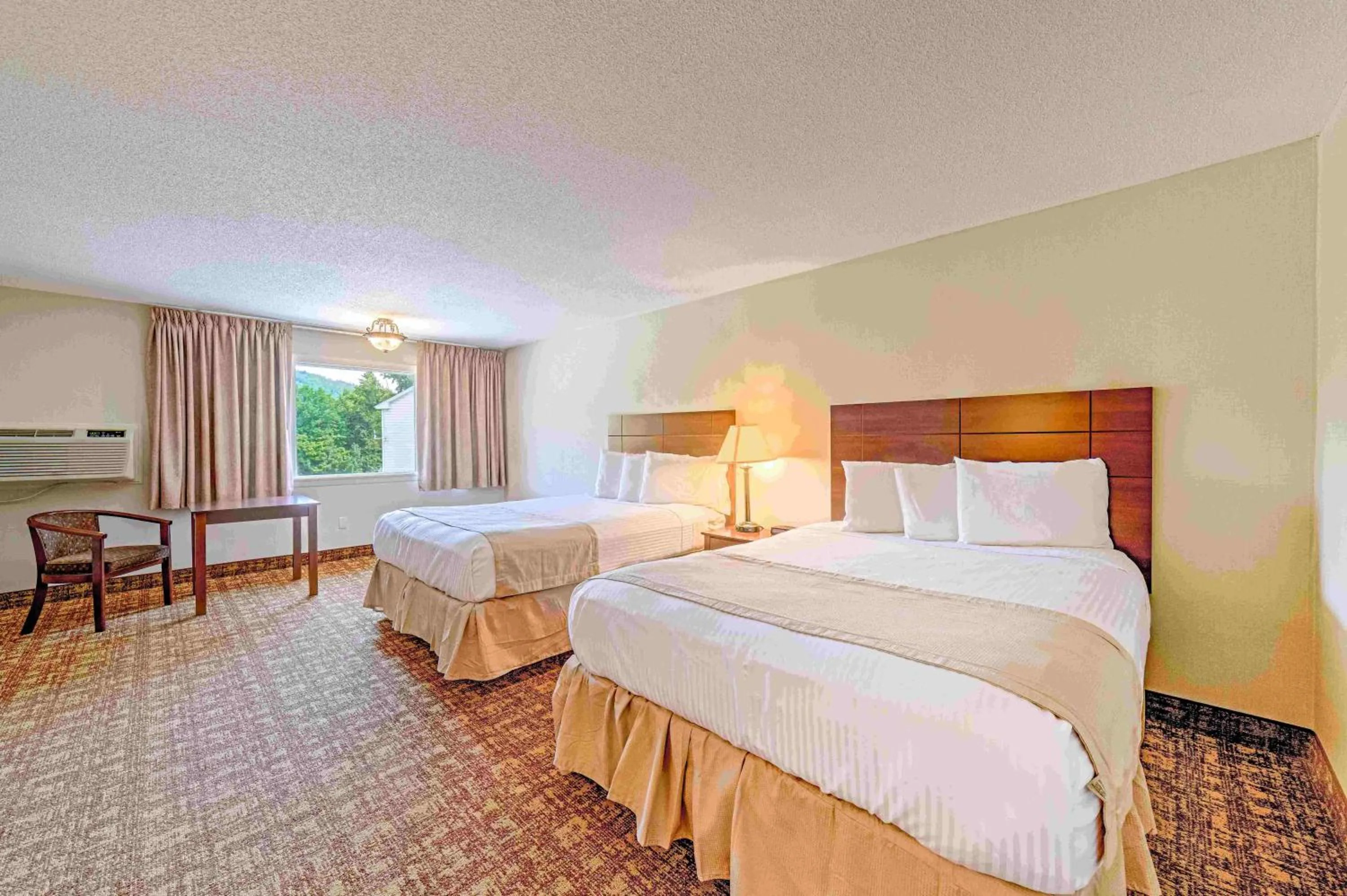 Bed in Town & Country Inn & Resort