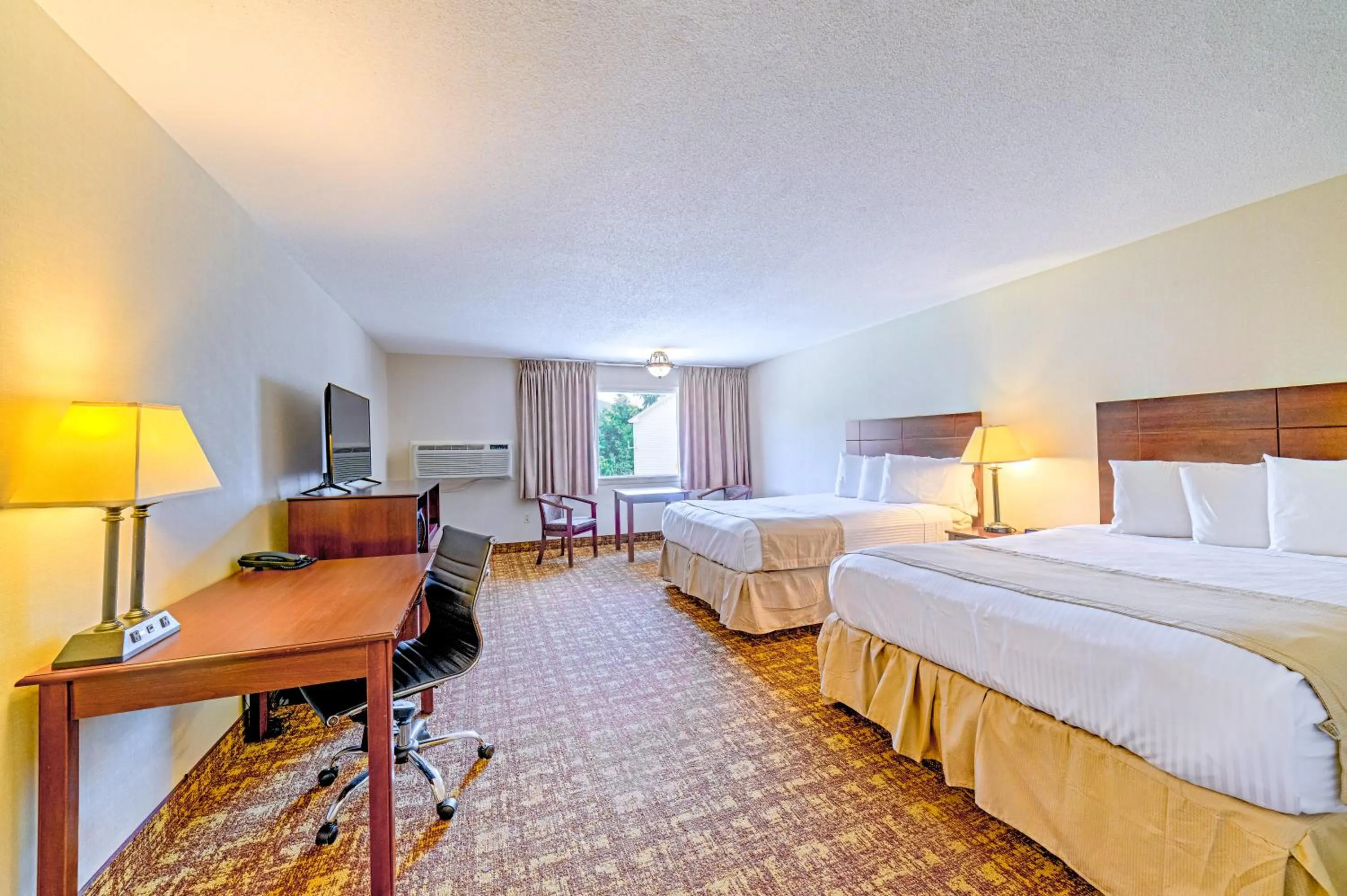 Bed in Town & Country Inn & Resort