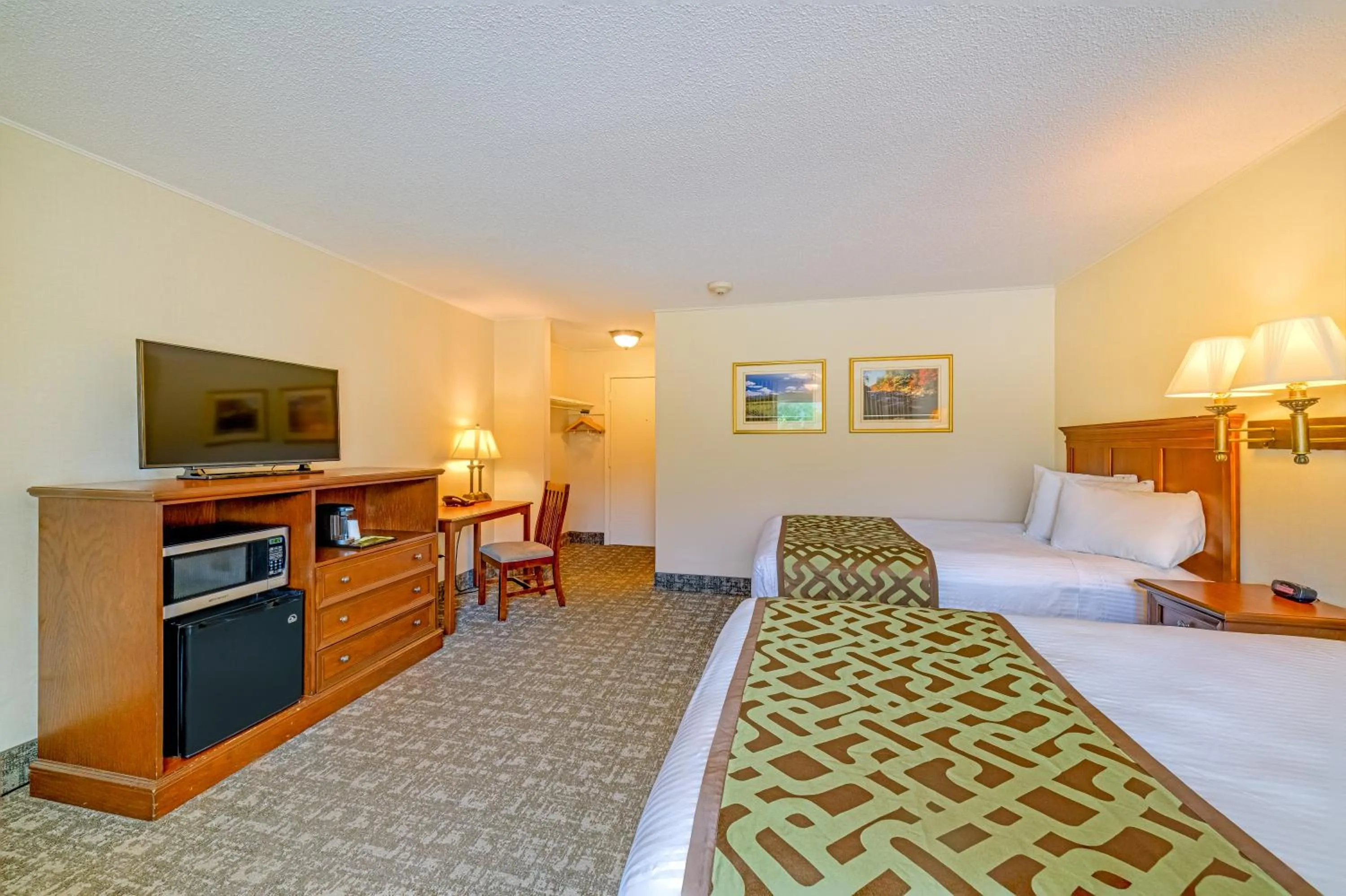 Bed in Town & Country Inn & Resort