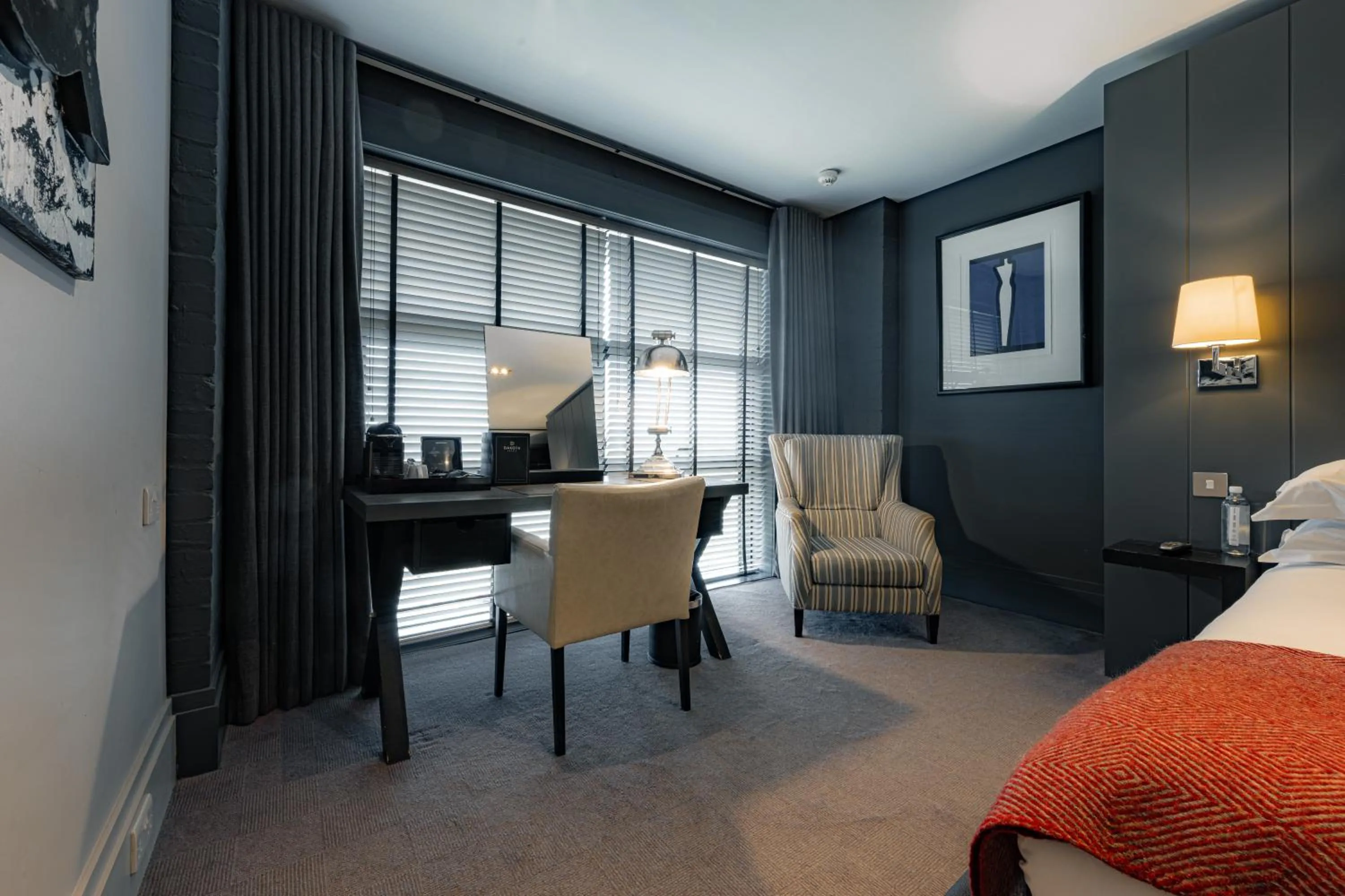 Seating area, Bed in Dakota Eurocentral