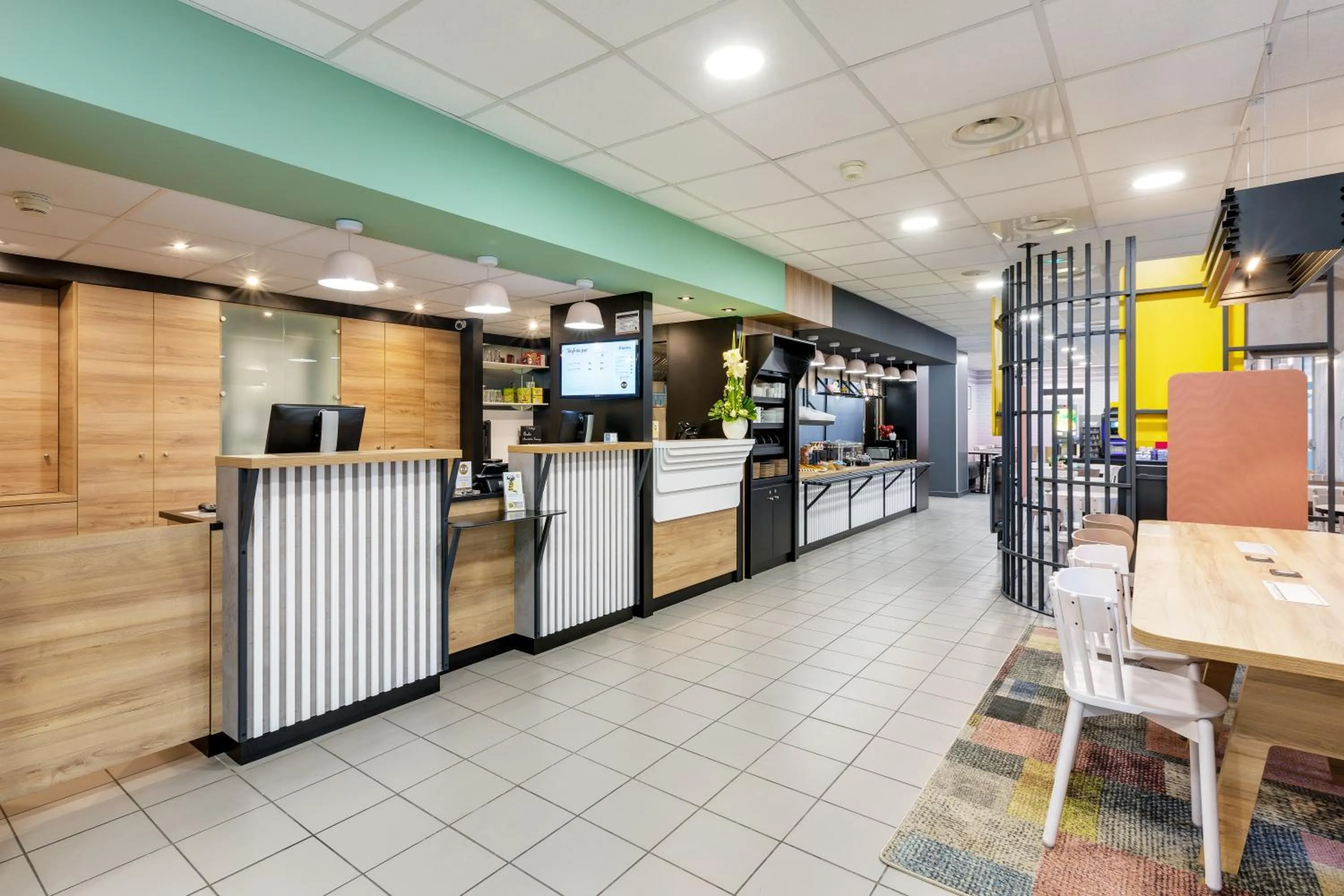 Lobby or reception in B&B HOTEL Lille Centre Grand Palais