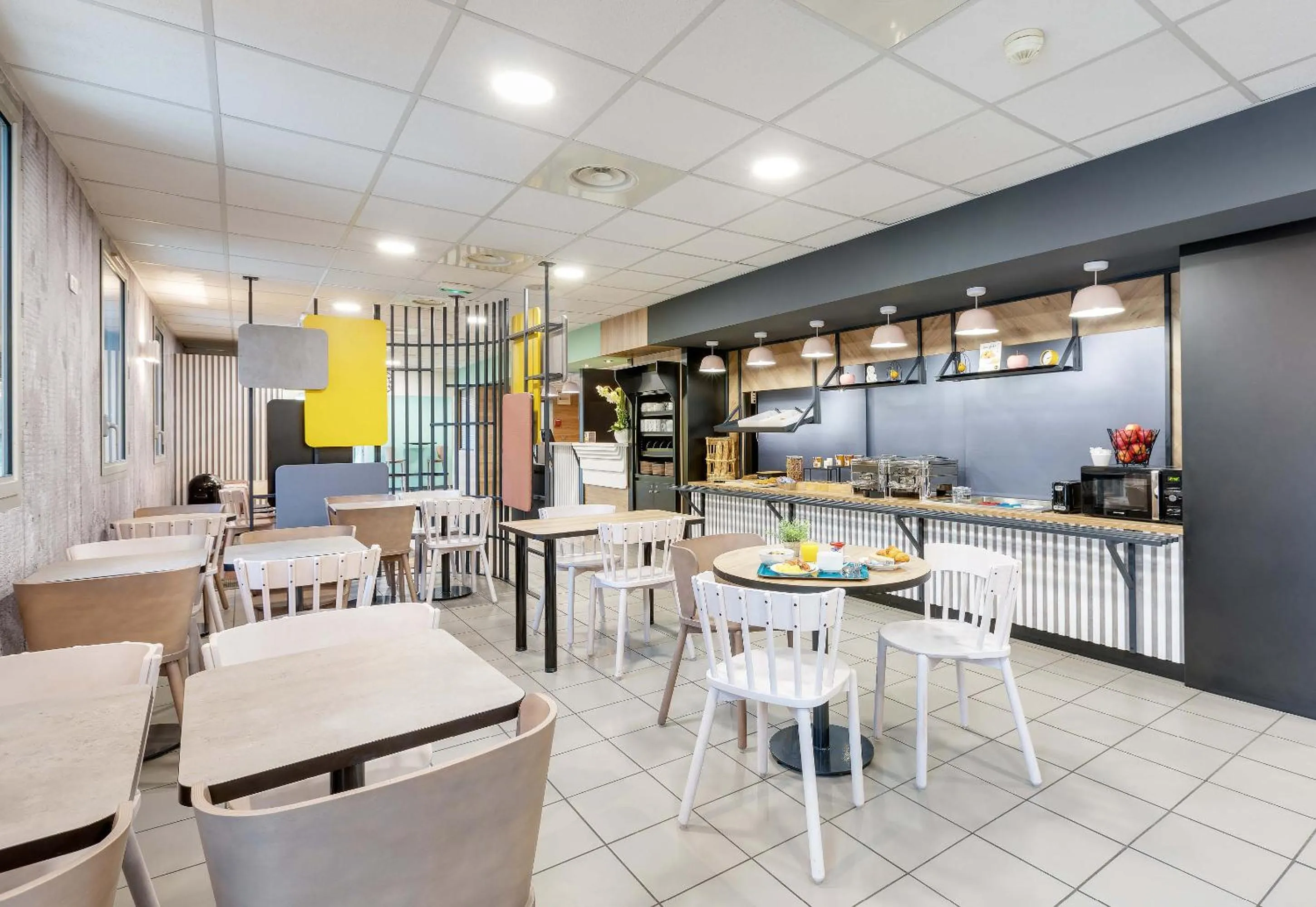 Restaurant/places to eat in B&B HOTEL Lille Centre Grand Palais