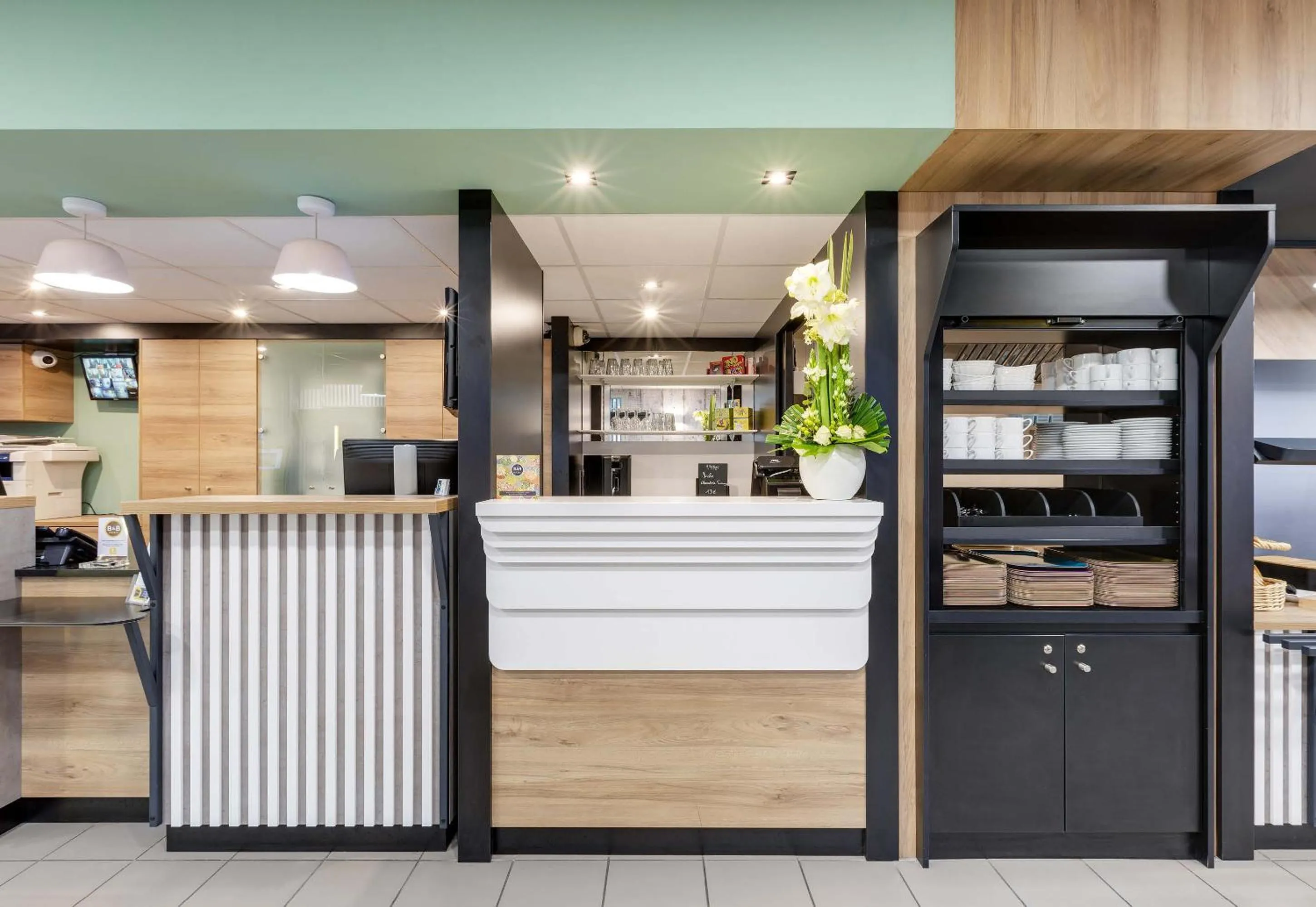 Lobby or reception in B&B HOTEL Lille Centre Grand Palais