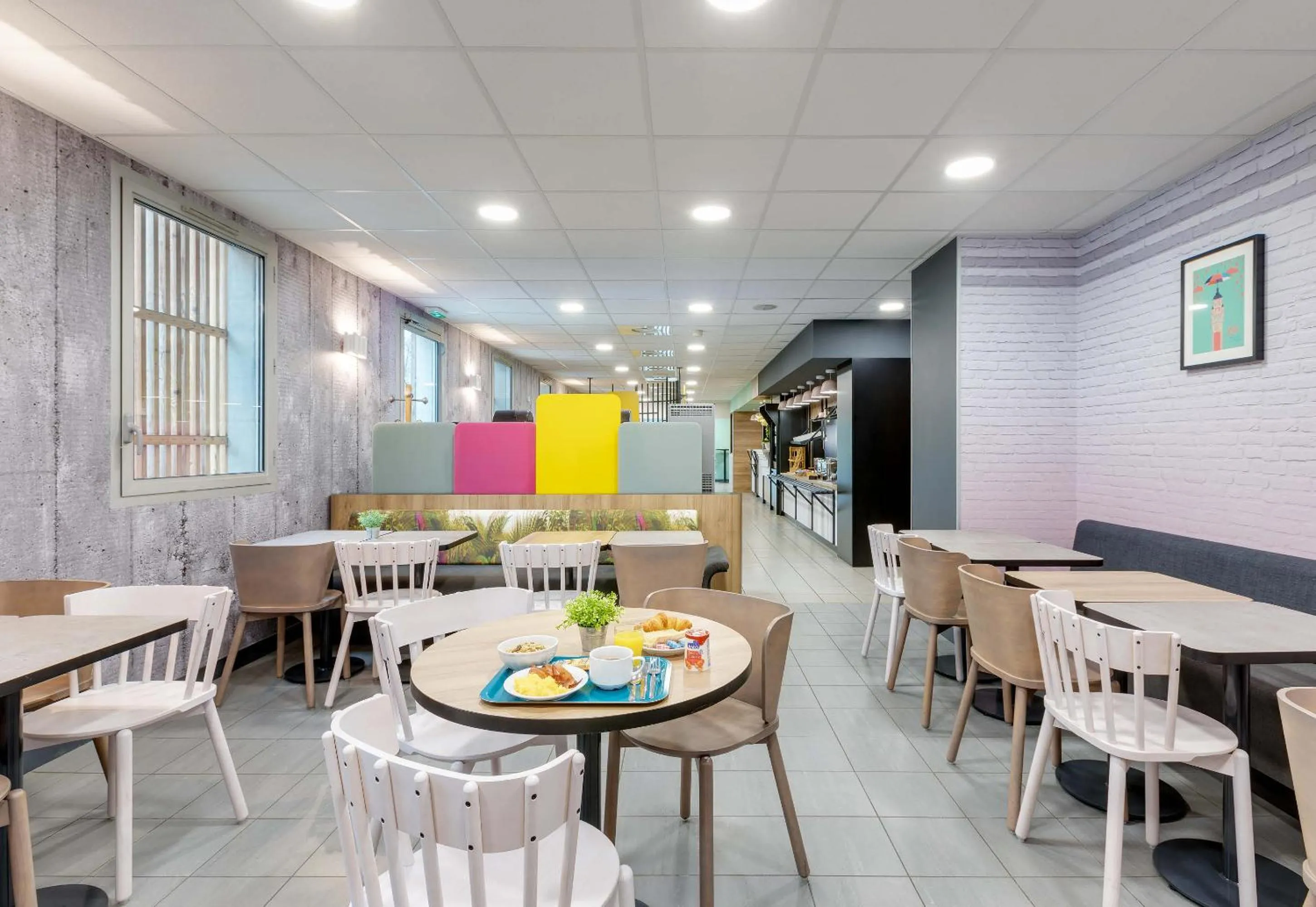 Restaurant/places to eat in B&B HOTEL Lille Centre Grand Palais