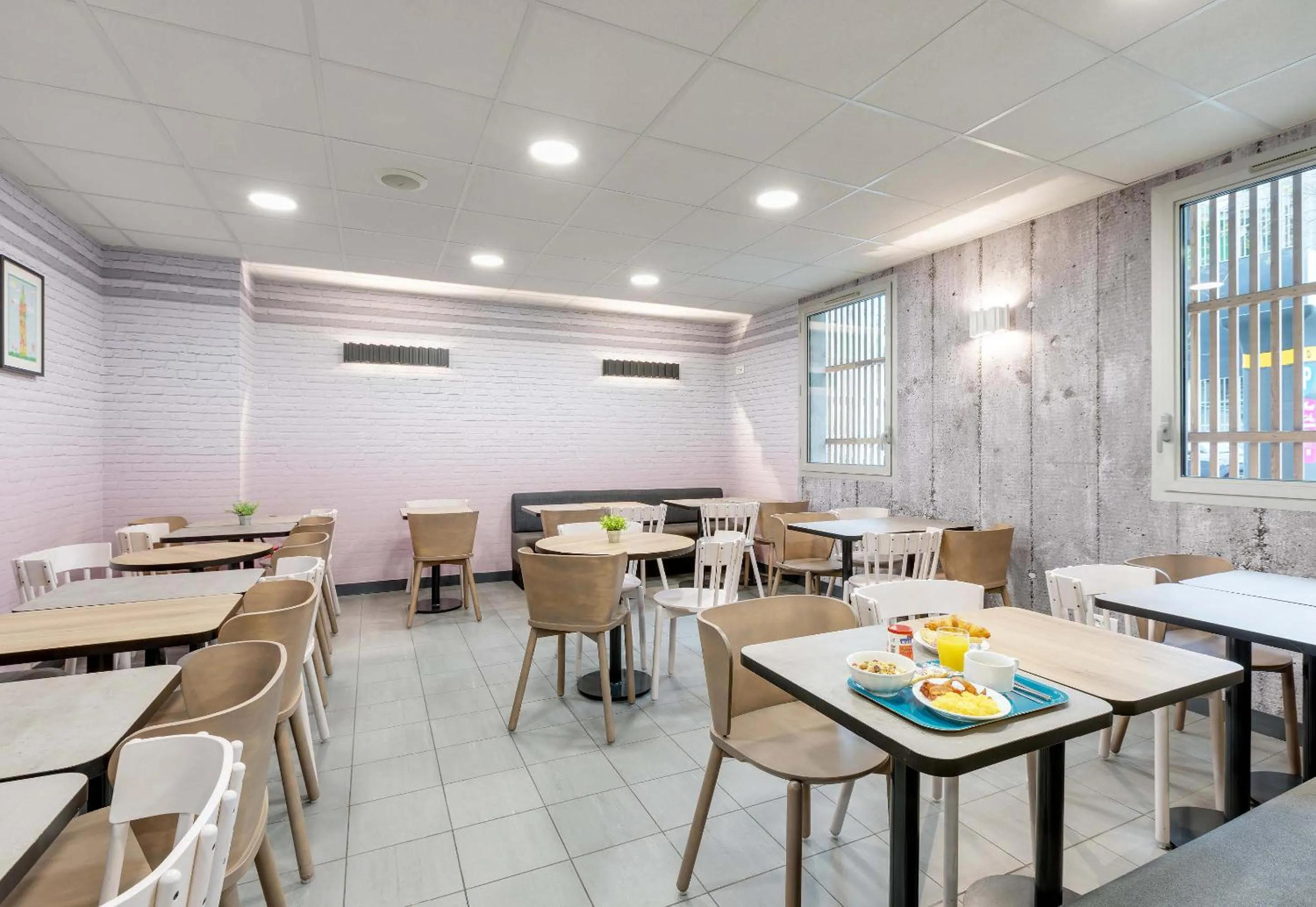 Restaurant/places to eat in B&B HOTEL Lille Centre Grand Palais