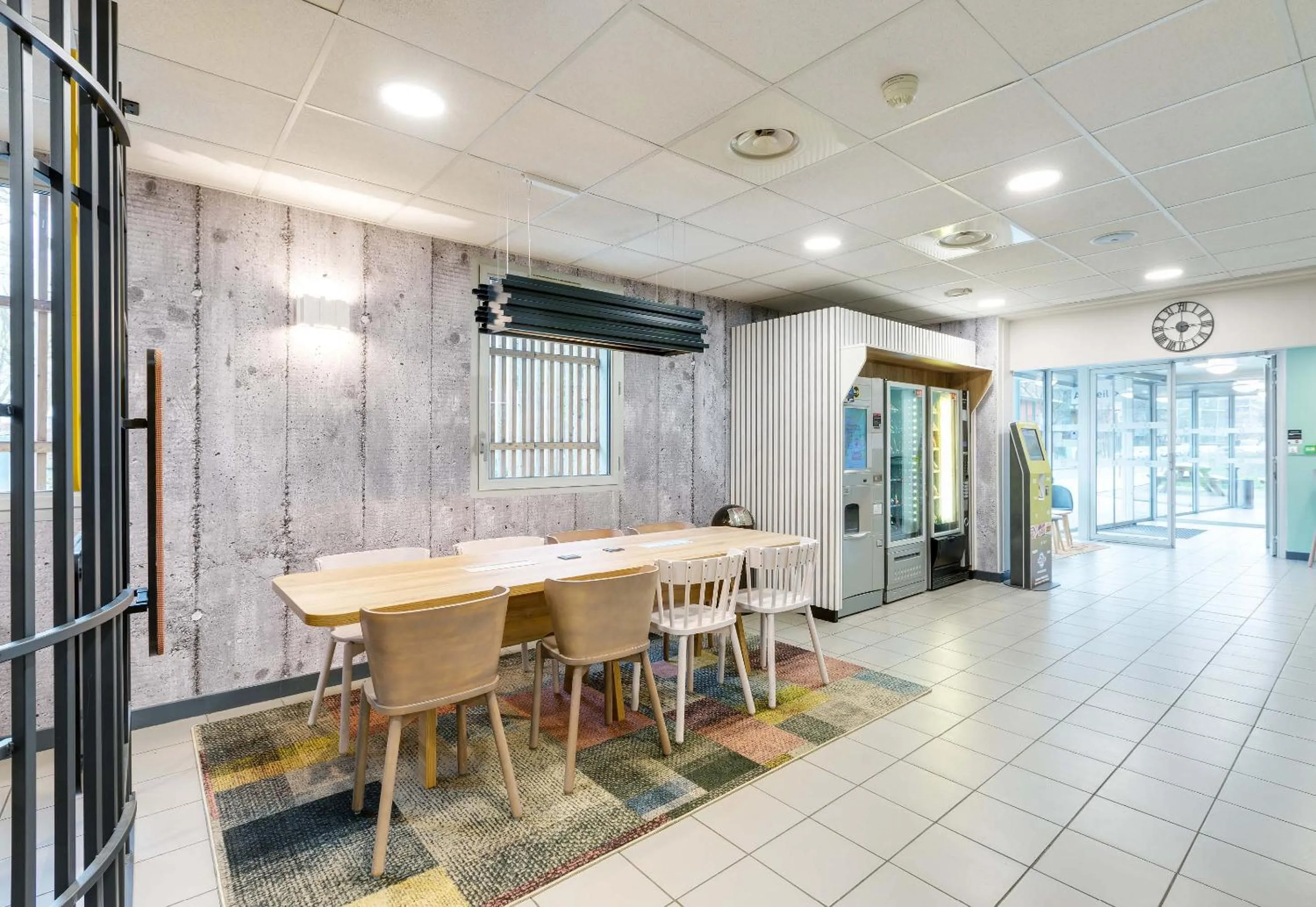 Lobby or reception in B&B HOTEL Lille Centre Grand Palais