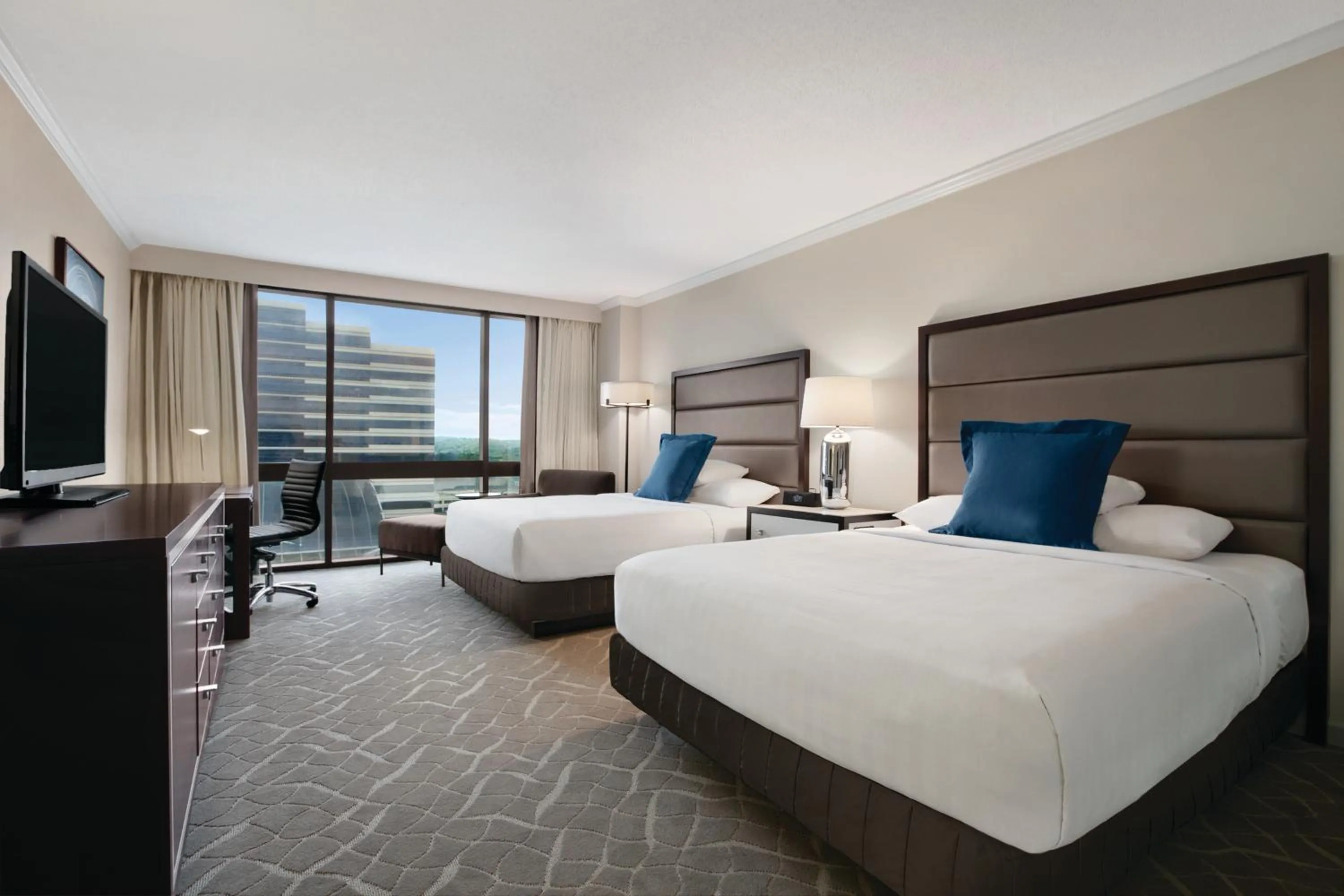 Photo of the whole room, Bed in Hyatt Regency Birmingham - The Wynfrey Hotel