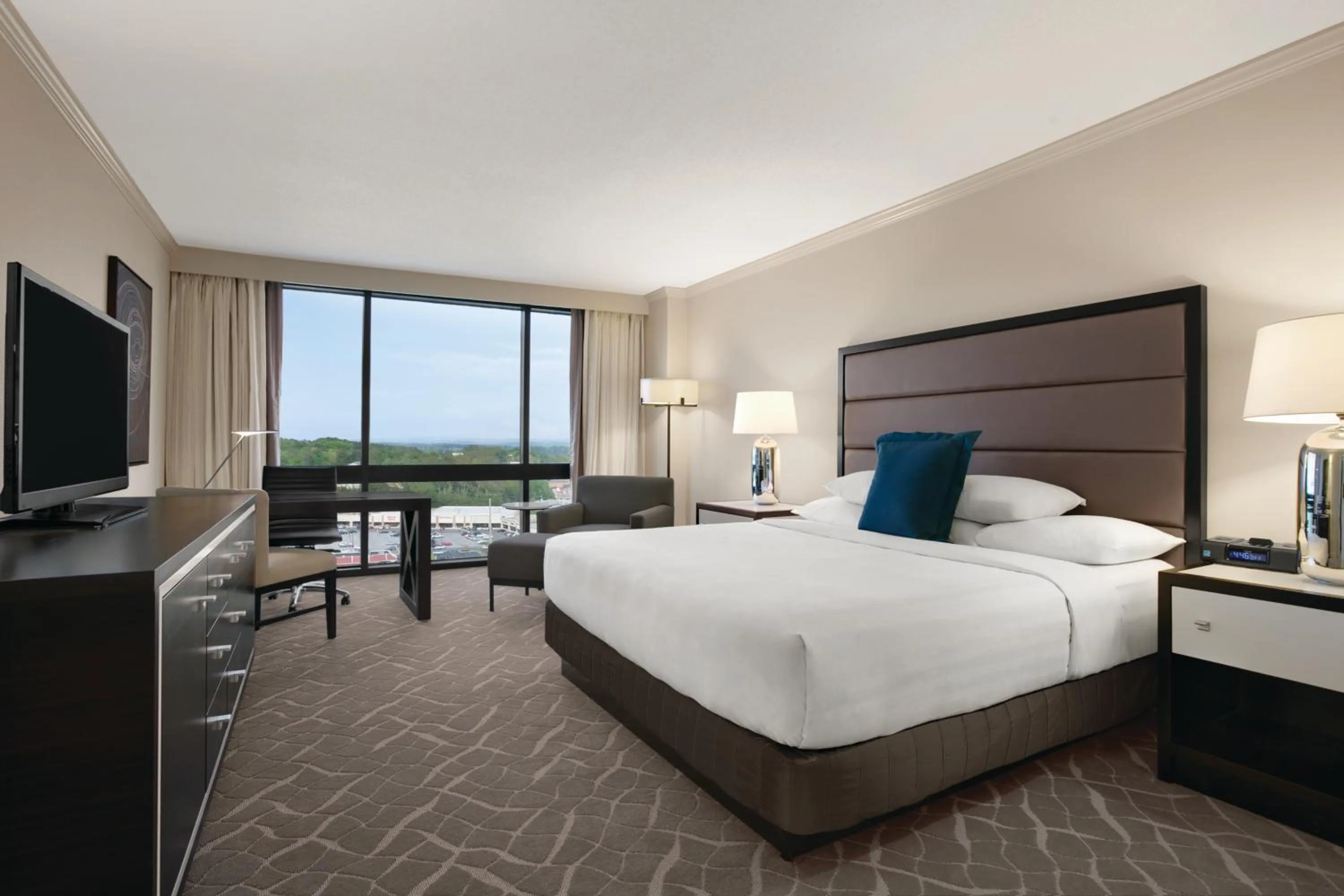 Photo of the whole room, Bed in Hyatt Regency Birmingham - The Wynfrey Hotel