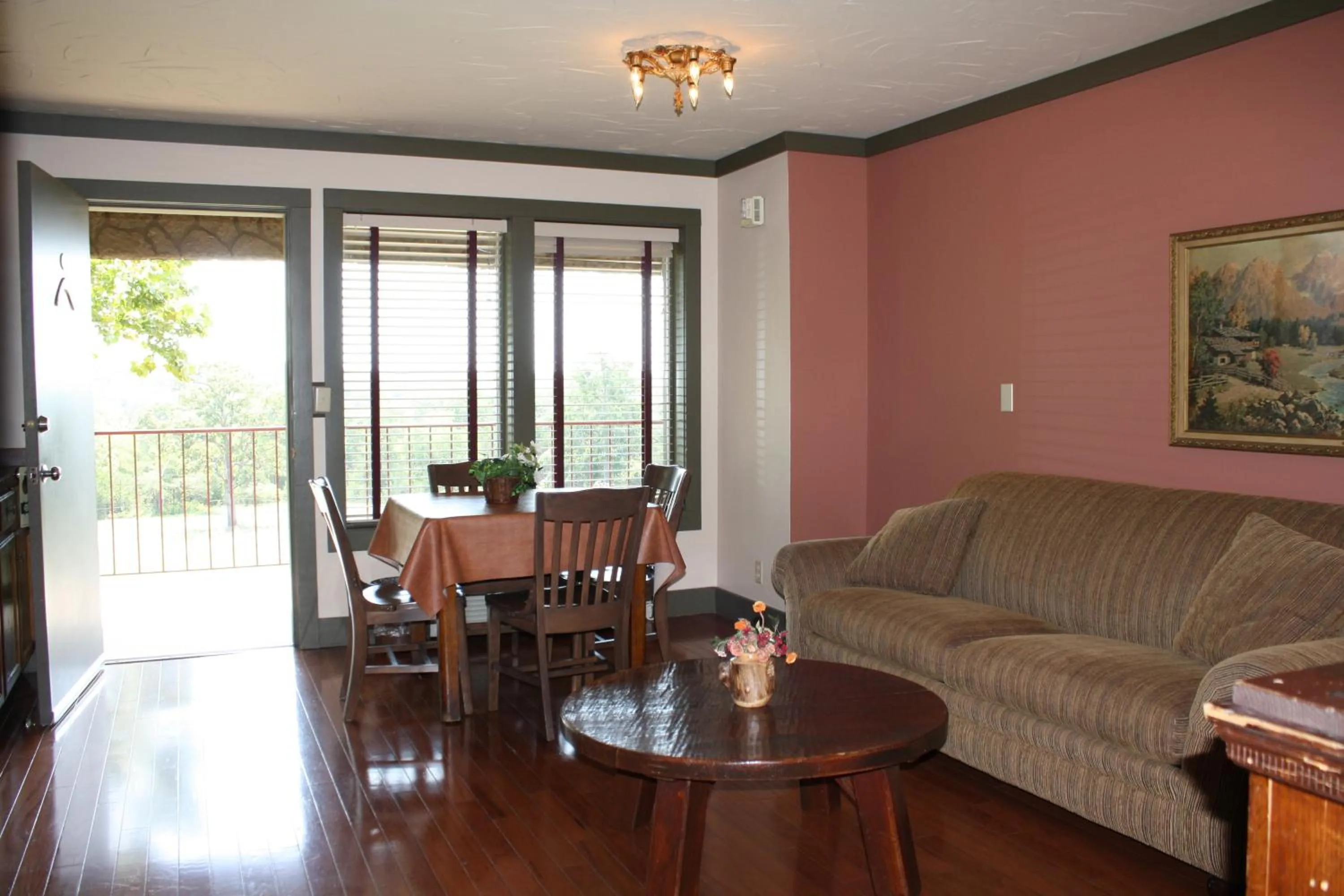 Living room, Seating Area in Outback Roadhouse Motel & Suites Branson
